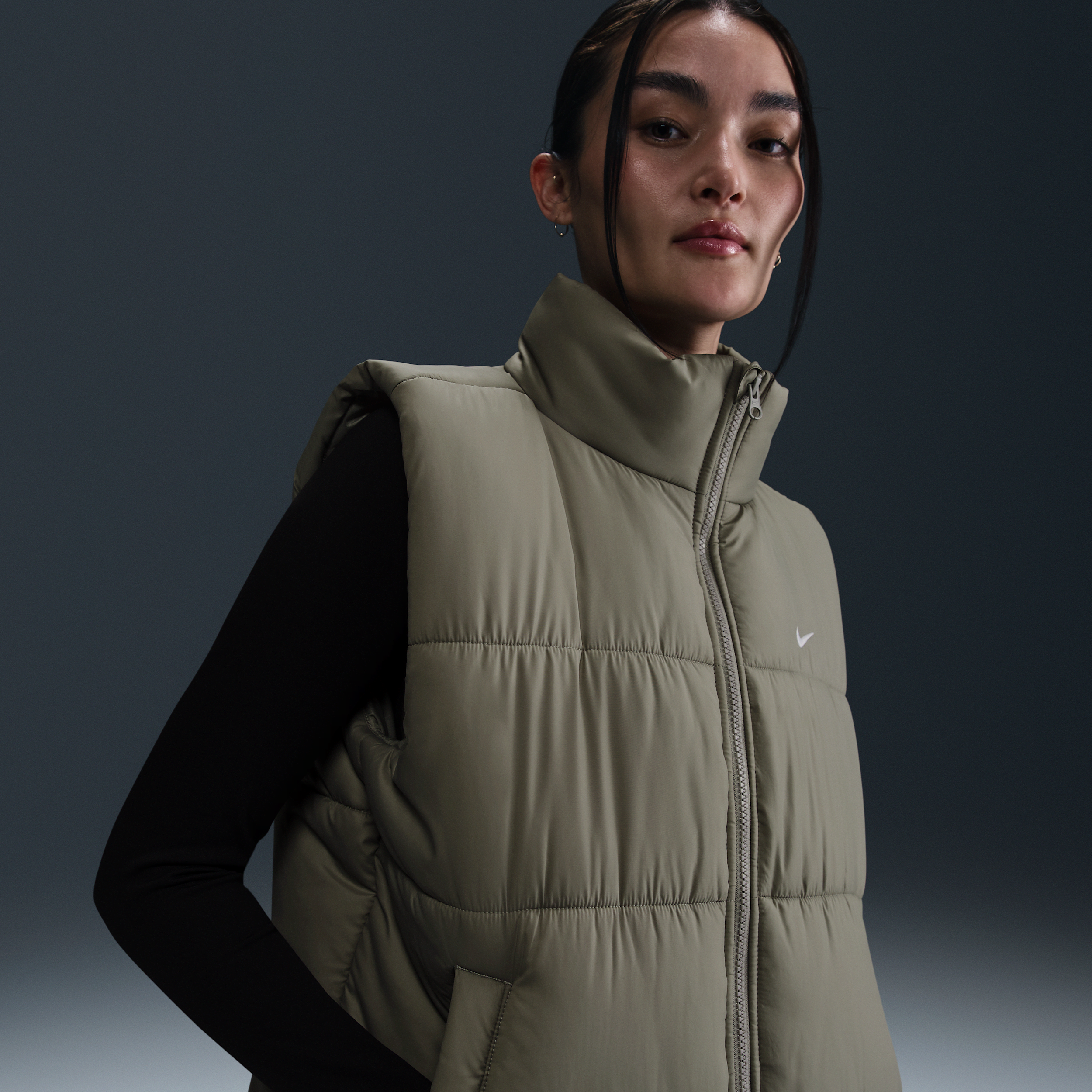 【ナイキ(NIKE)公式ストア】ナイキ スポーツウェア クラシック パファー ウィメンズ Therma-FIT ルーズ ベスト FZ5923-320 グリーン 【ナイキ(NIKE)公式ストア】ナイキ スポーツウェア クラシック パファー ウィメンズ Therma-FIT ルーズ ベスト FZ5923-320 グリーン