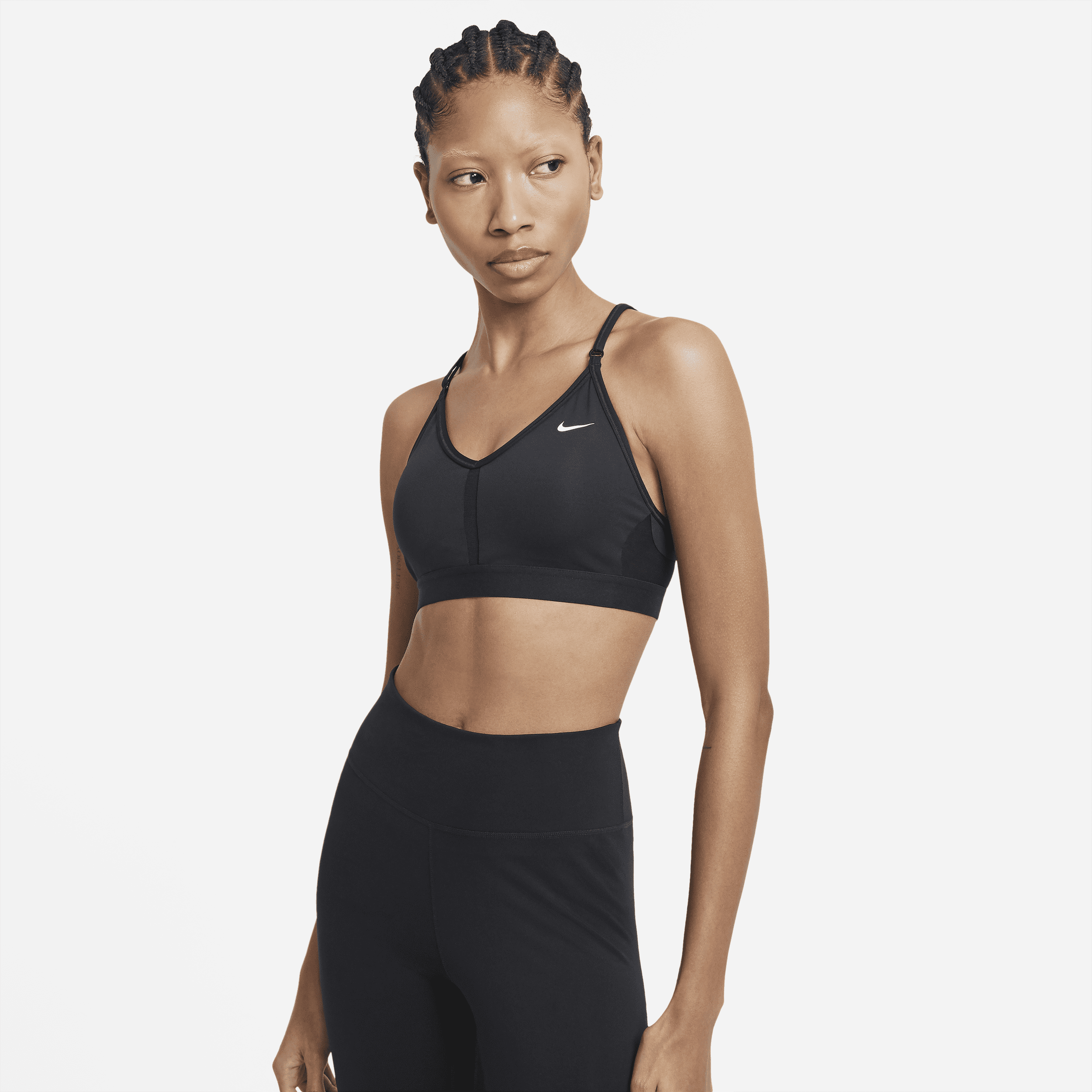 Nike Indy-sports-bh med V-hals, indlæg og let støtte til kvinder - sort
