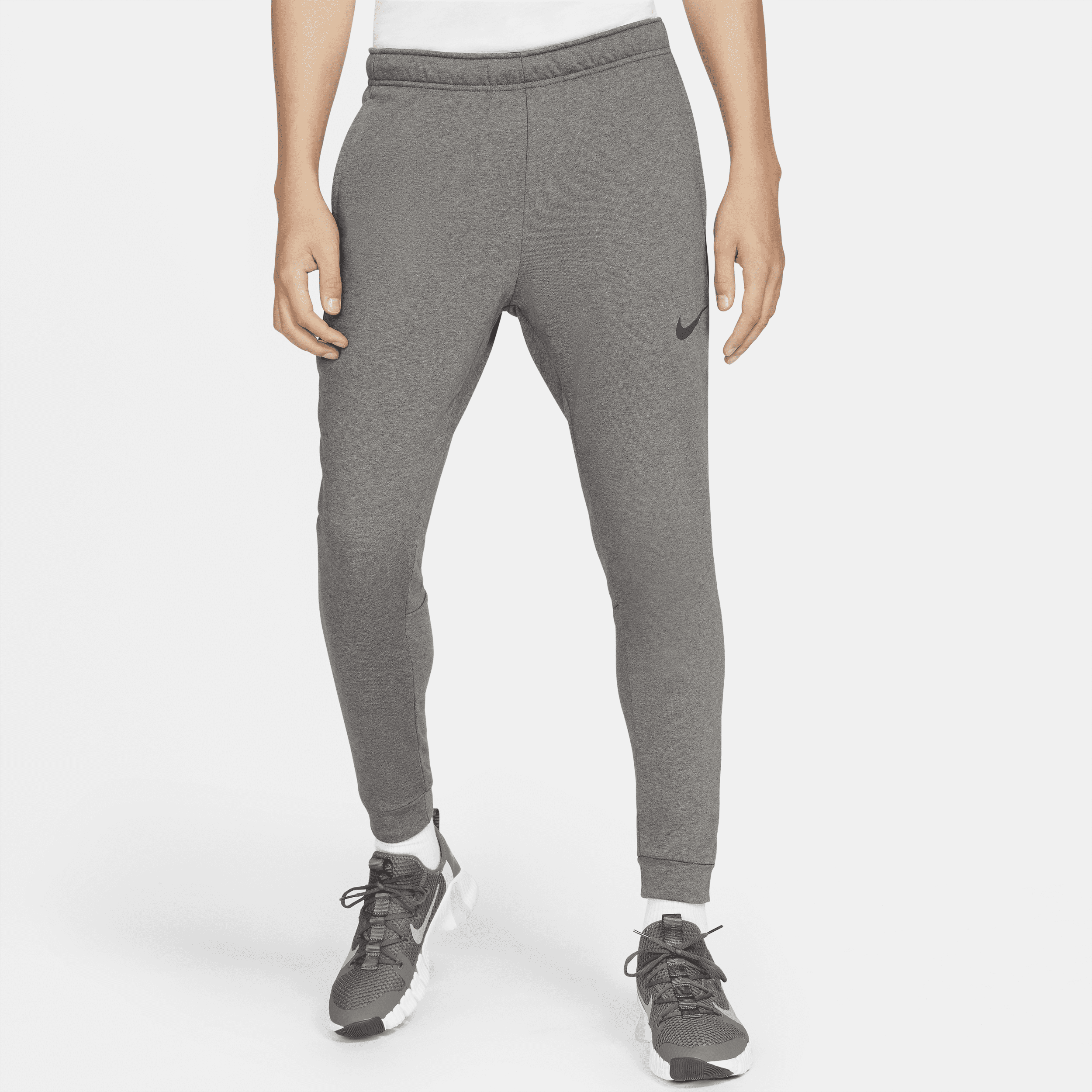 Nike Dry Dri-FIT toelopende fitnessbroek van fleece voor heren - Grijs