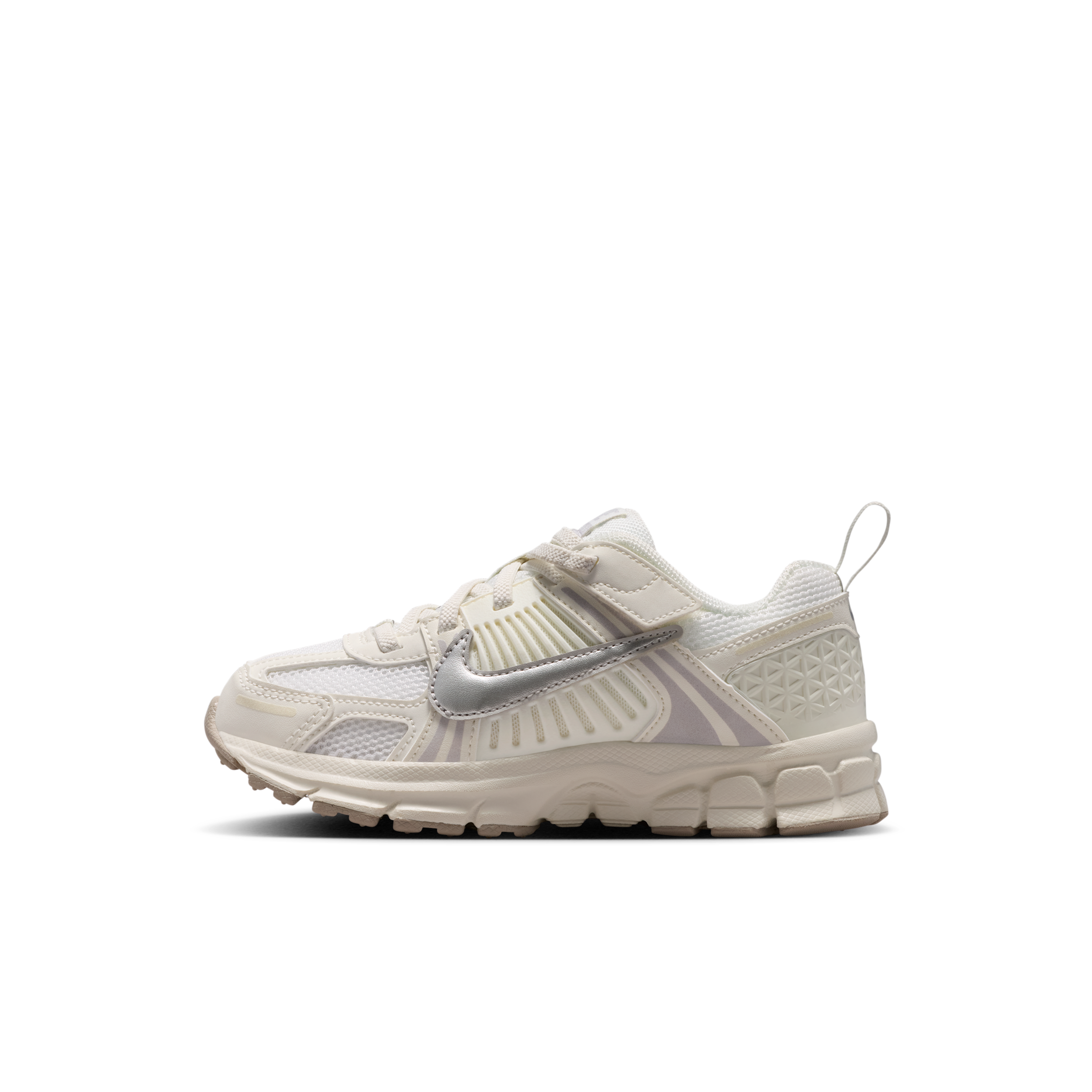 【ナイキ(NIKE)公式ストア】ナイキ ボメロ 5 リトルキッズシューズ リフレクティブ(再帰反射)デザインのアクセント付き HF6999-108 ホワイト 【ナイキ(NIKE)公式ストア】ナイキ ボメロ 5 リトルキッズシューズ リフレクティブ(再帰反射)デザインのアクセント付き HF6999-108 ホワイト