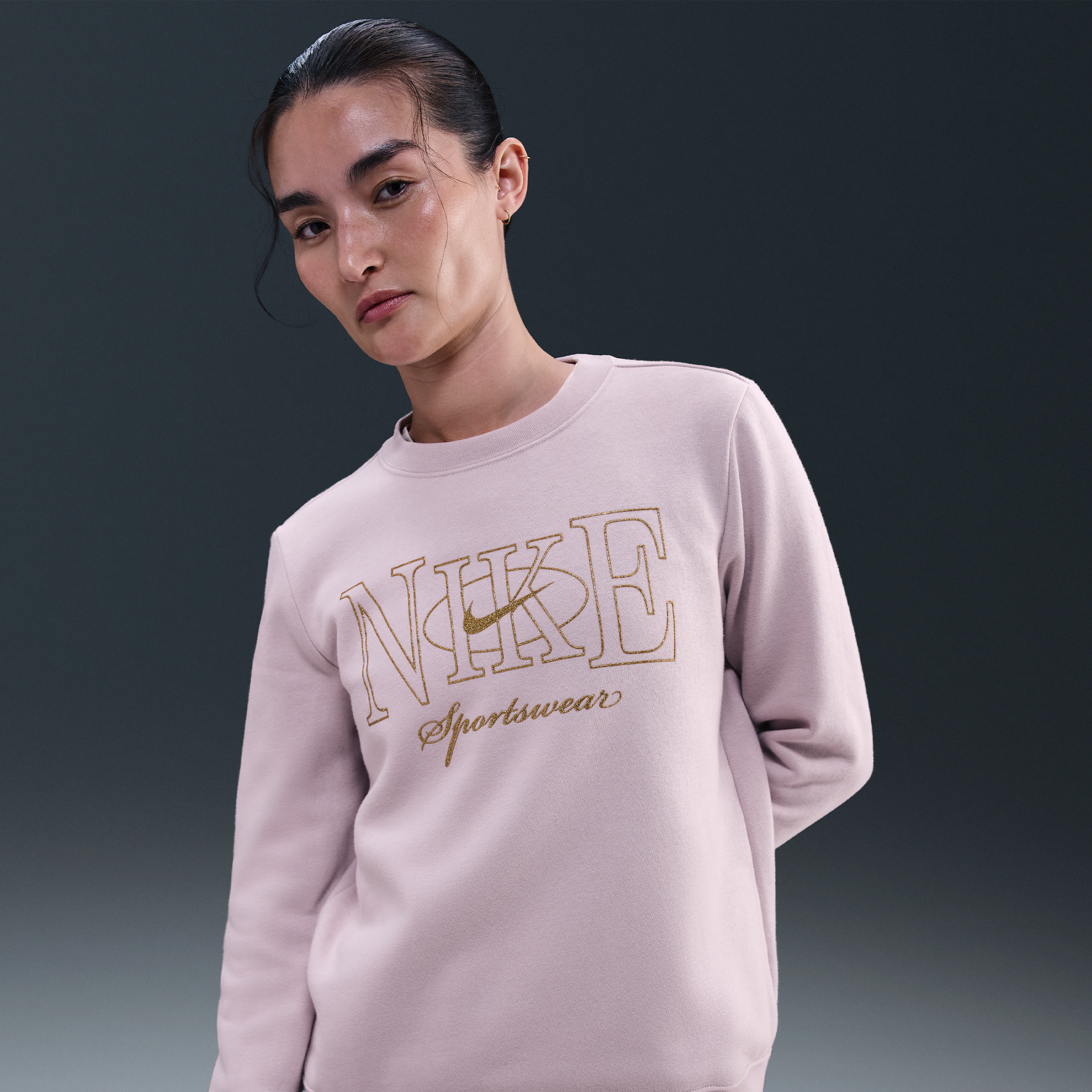 【ナイキ（NIKE）公式ストア】ナイキ スポーツウェア クラブ フリース ウィメンズ プルオーバー クルーネック スウェットシャツ FV8058-019 パープル