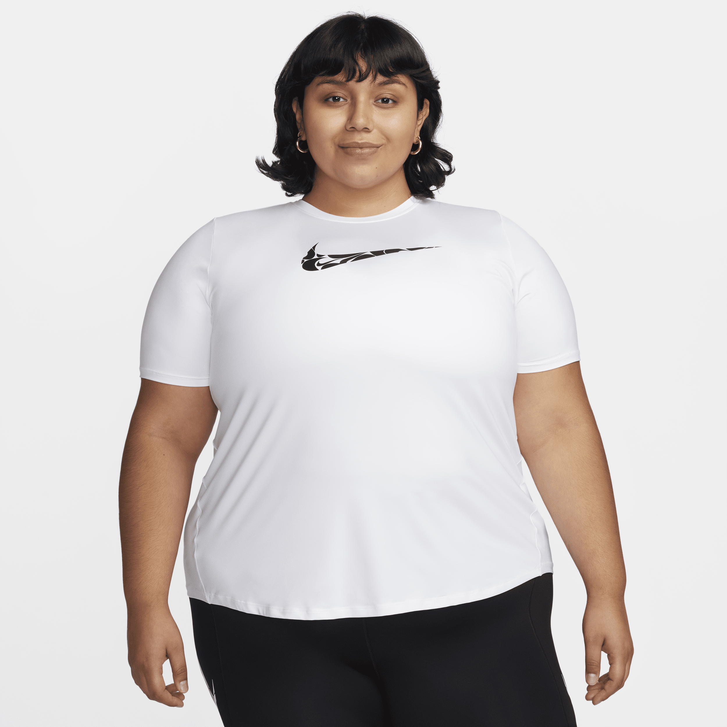 Kortærmet Nike One Swoosh Dri-FIT-løbetop til kvinder (plus size) - hvid