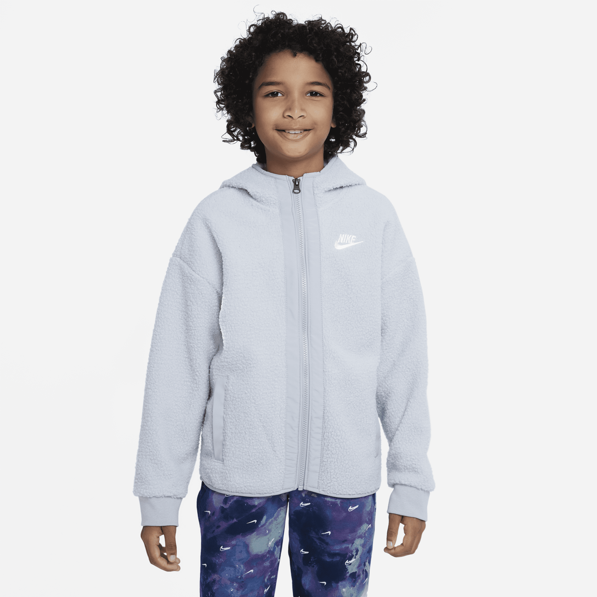 【ナイキ(NIKE)公式ストア】ナイキ スポーツウェア クラブ フリース ジュニア (ボーイズ) フルジップ ウィンタライズド パーカー DV3063-077 グレー 【ナイキ(NIKE)公式ストア】ナイキ スポーツウェア クラブ フリース ジュニア (ボーイズ) フルジップ ウィンタライズド パーカー DV3063-077 グレー