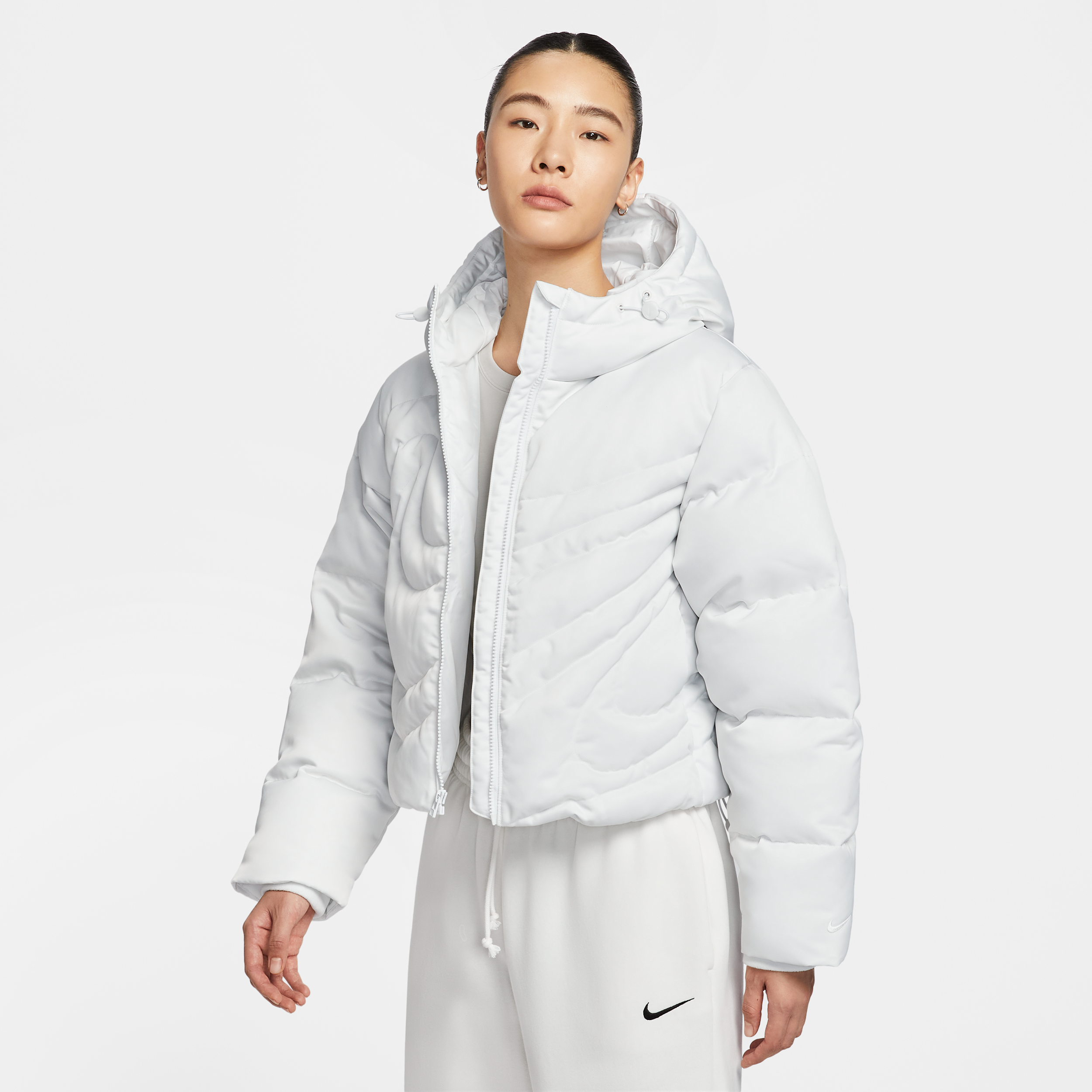 【ナイキ(NIKE)公式ストア】ナイキ スポーツウェア スウッシュ シリーズ ウィメンズ Therma-FIT オーバーサイズド ダウン パファー ジャケット IB2006-121 ホワイト 【ナイキ(NIKE)公式ストア】ナイキ スポーツウェア スウッシュ シリーズ ウィメンズ Therma-FIT オーバーサイズド ダウン パファー ジャケット IB2006-121 ホワイト