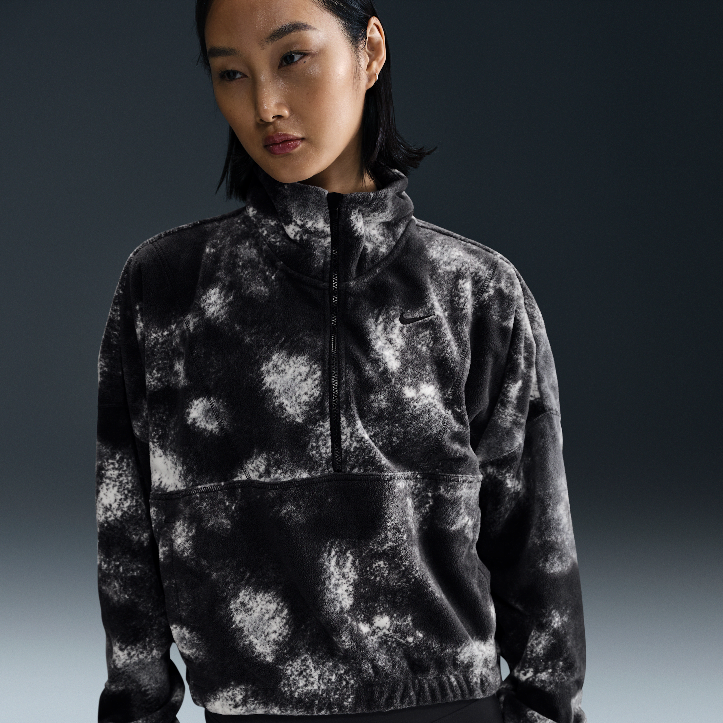 【ナイキ(NIKE)公式ストア】ナイキ ワン ウィメンズ Therma-FIT オーバーサイズド 1/2ジップ フリース プリント トップ FZ6970-010 ブラック 【ナイキ(NIKE)公式ストア】ナイキ ワン ウィメンズ Therma-FIT オーバーサイズド 1/2ジップ フリース プリント トップ FZ6970-010 ブラック