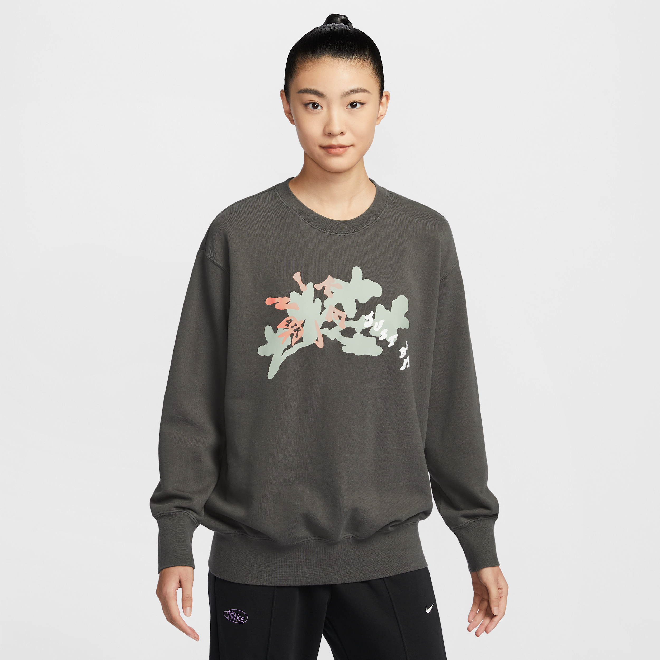 【ナイキ(NIKE)公式ストア】ナイキ スポーツウェア ウィメンズ オーバーサイズド クルーネック スウェットシャツ HV8724-261 ブラウン 【ナイキ(NIKE)公式ストア】ナイキ スポーツウェア ウィメンズ オーバーサイズド クルーネック スウェットシャツ HV8724-261 ブラウン