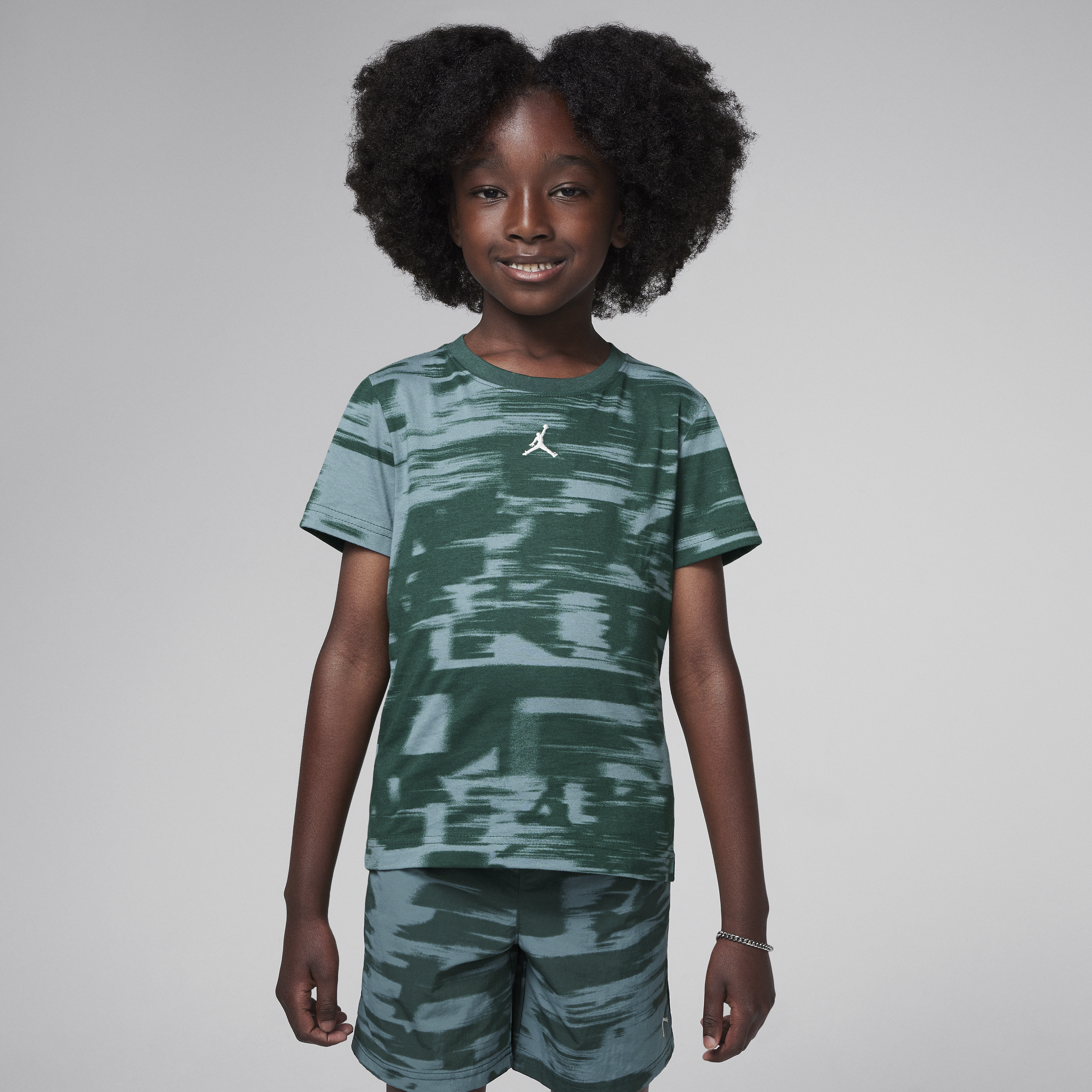 【ナイキ(NIKE)公式ストア】ジョーダン MVP リトルキッズ モーション プリント Tシャツ HQ7479-366 グリーン 【ナイキ(NIKE)公式ストア】ジョーダン MVP リトルキッズ モーション プリント Tシャツ HQ7479-366 グリーン