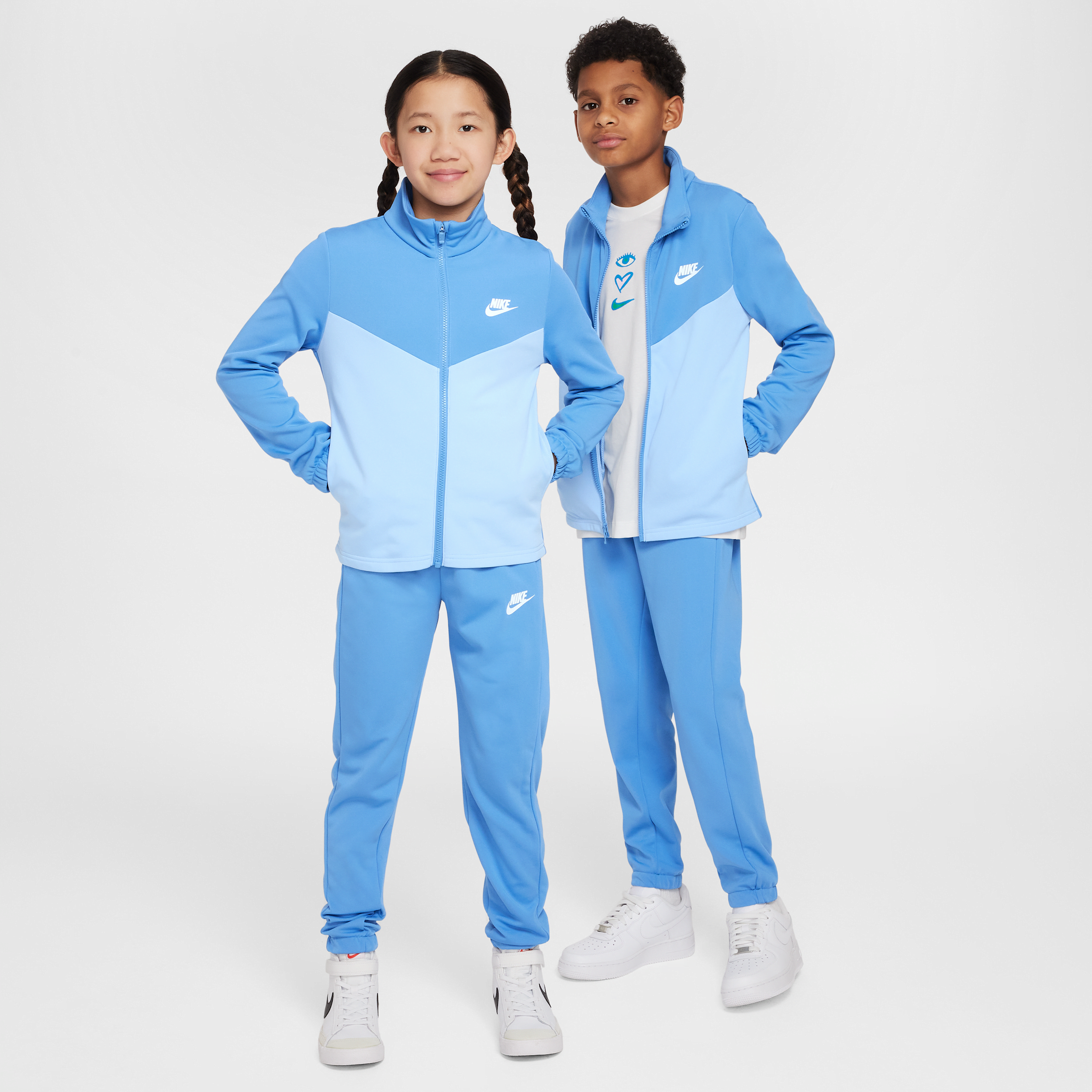 【ナイキ(NIKE)公式ストア】ナイキ スポーツウェア ジュニアトラックスーツ FD3067-489 ブルー 【ナイキ(NIKE)公式ストア】ナイキ スポーツウェア ジュニアトラックスーツ FD3067-489 ブルー