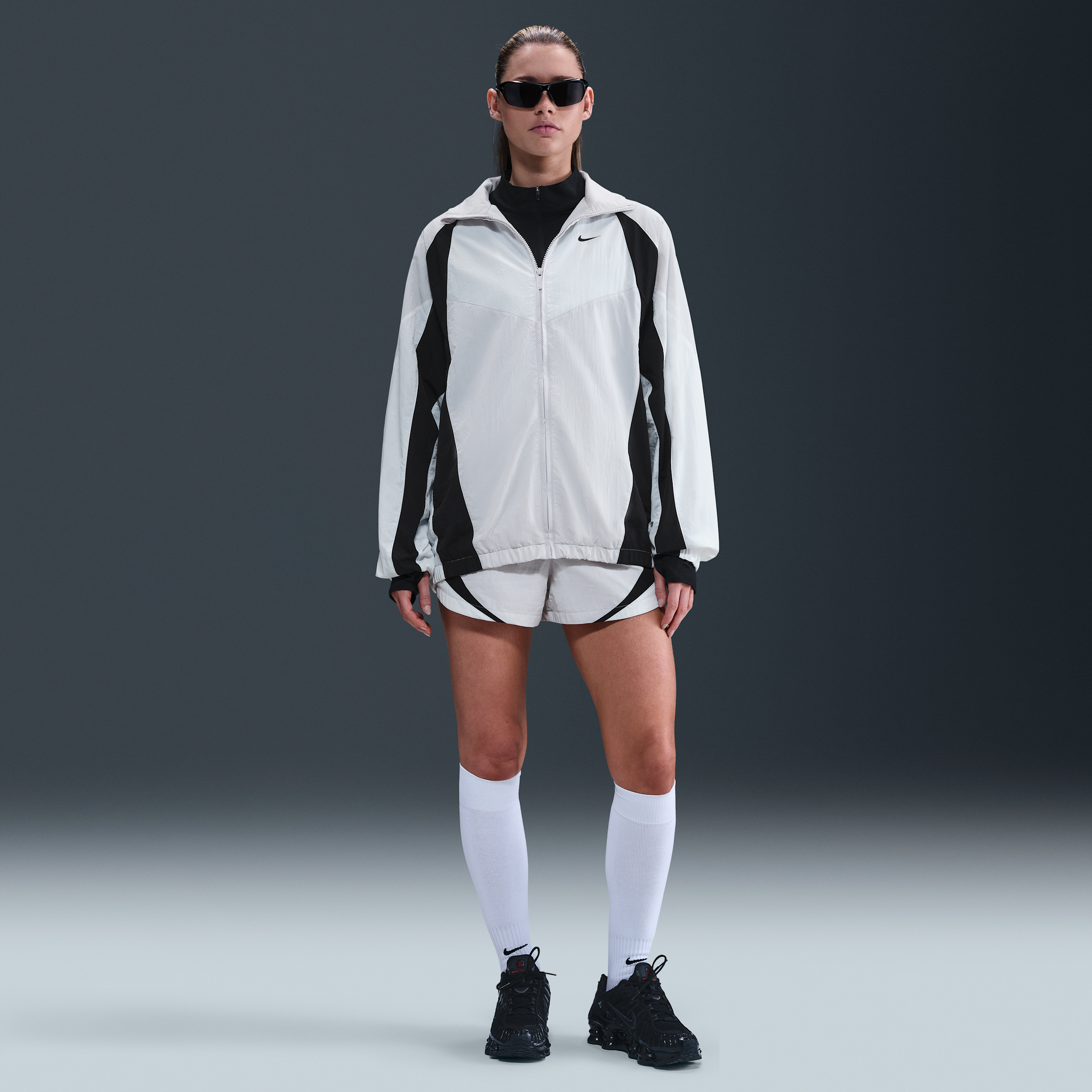 Nike Pantalón corto de atletismo de talle medio y 8 cm - Mujer - Gris