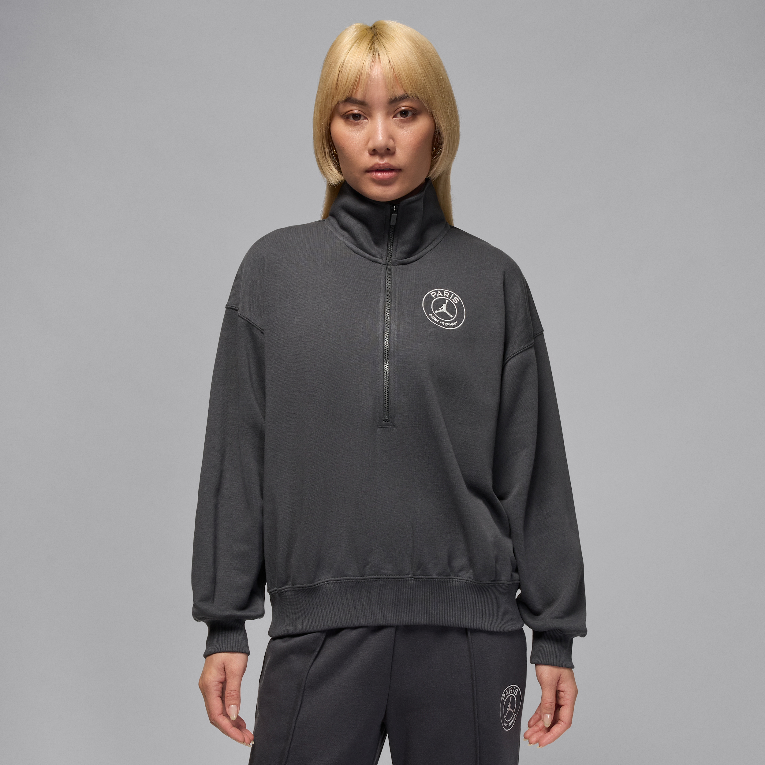 【ナイキ(NIKE)公式ストア】パリ サンジェルマン (PSG)ウィメンズ フリース ハーフジップ トレーナー HV0138-060 グレー 【ナイキ(NIKE)公式ストア】パリ サンジェルマン (PSG)ウィメンズ フリース ハーフジップ トレーナー HV0138-060 グレー