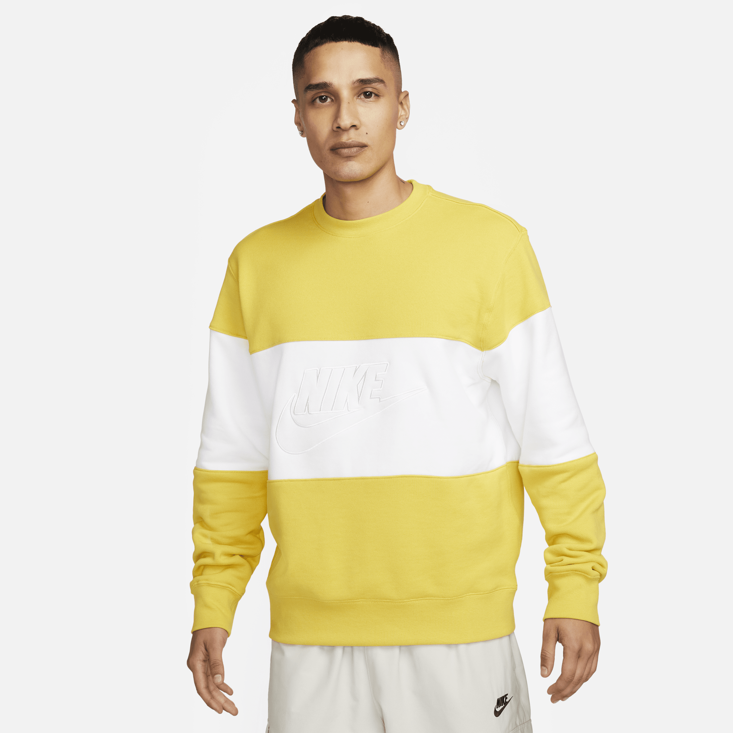 Nike Club-crewtrøje i french terry med farveblokke til mænd - gul
