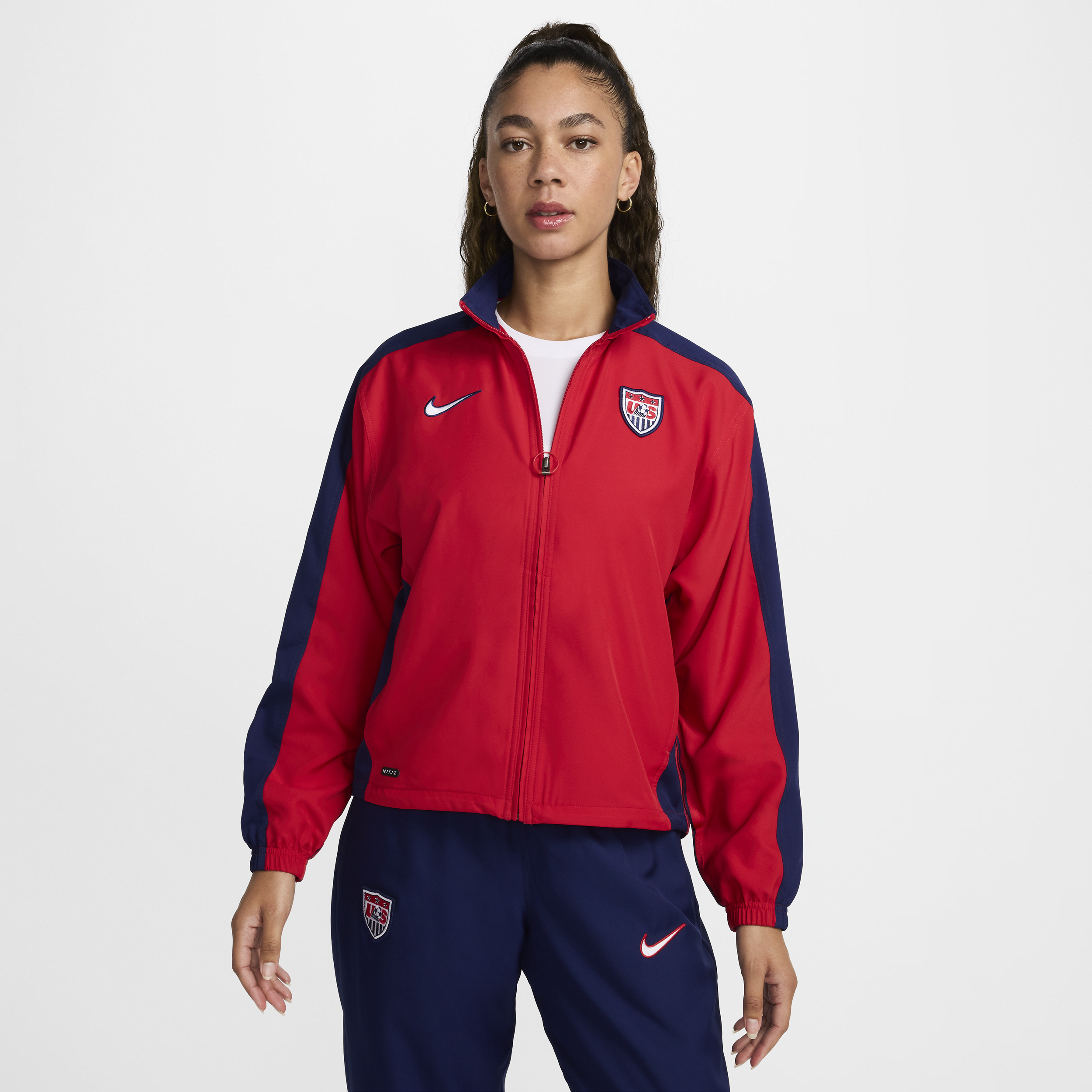 【ナイキ(NIKE)公式ストア】USWNT 1999 リイシュー ウィメンズ ナイキ サッカー レプリカ トラックジャケット HF1074-657 レッド 【ナイキ(NIKE)公式ストア】USWNT 1999 リイシュー ウィメンズ ナイキ サッカー レプリカ トラックジャケット HF1074-657 レッド