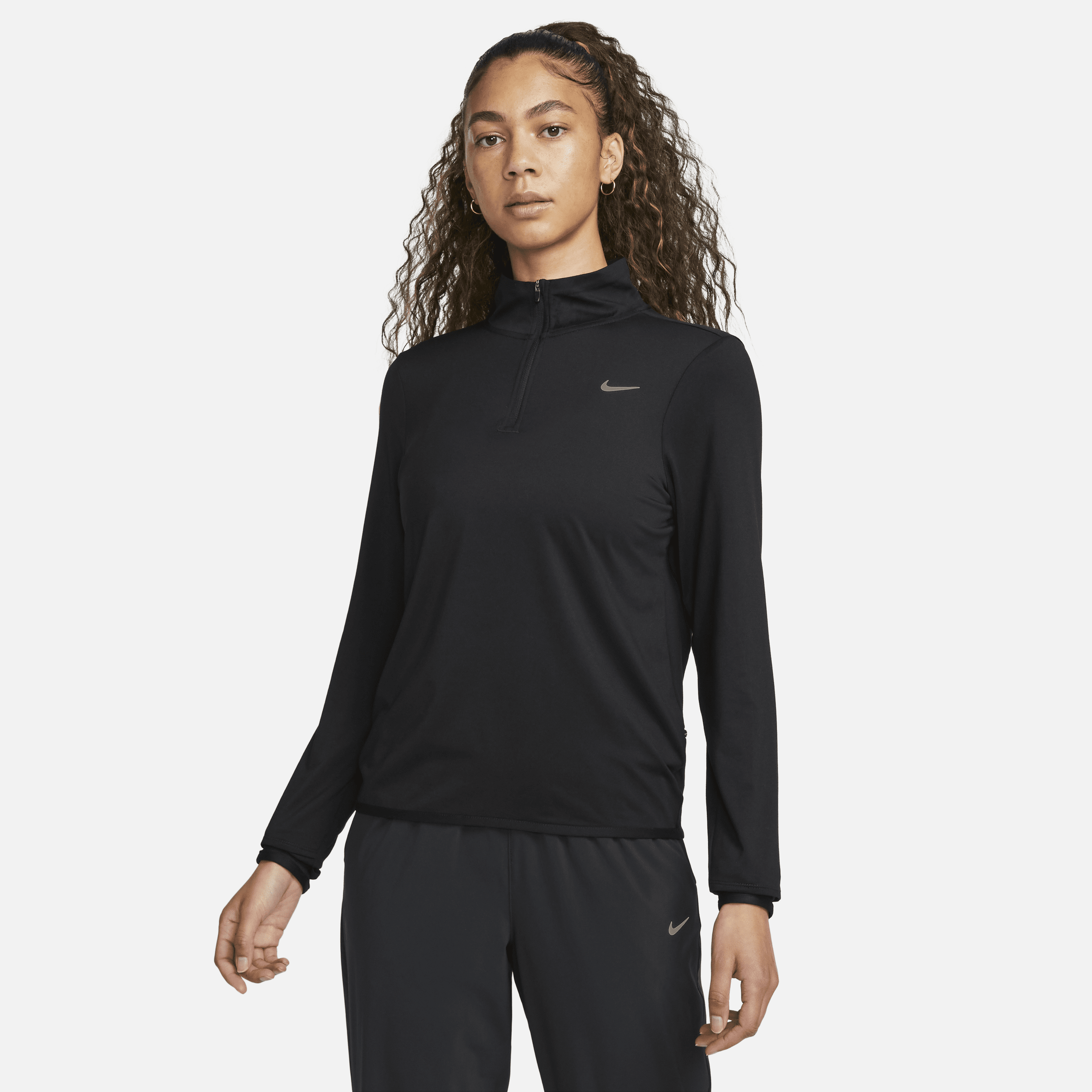 Nike Swift Element-løbetop med UV-beskyttelse og 1/4 lynlås til kvinder - sort