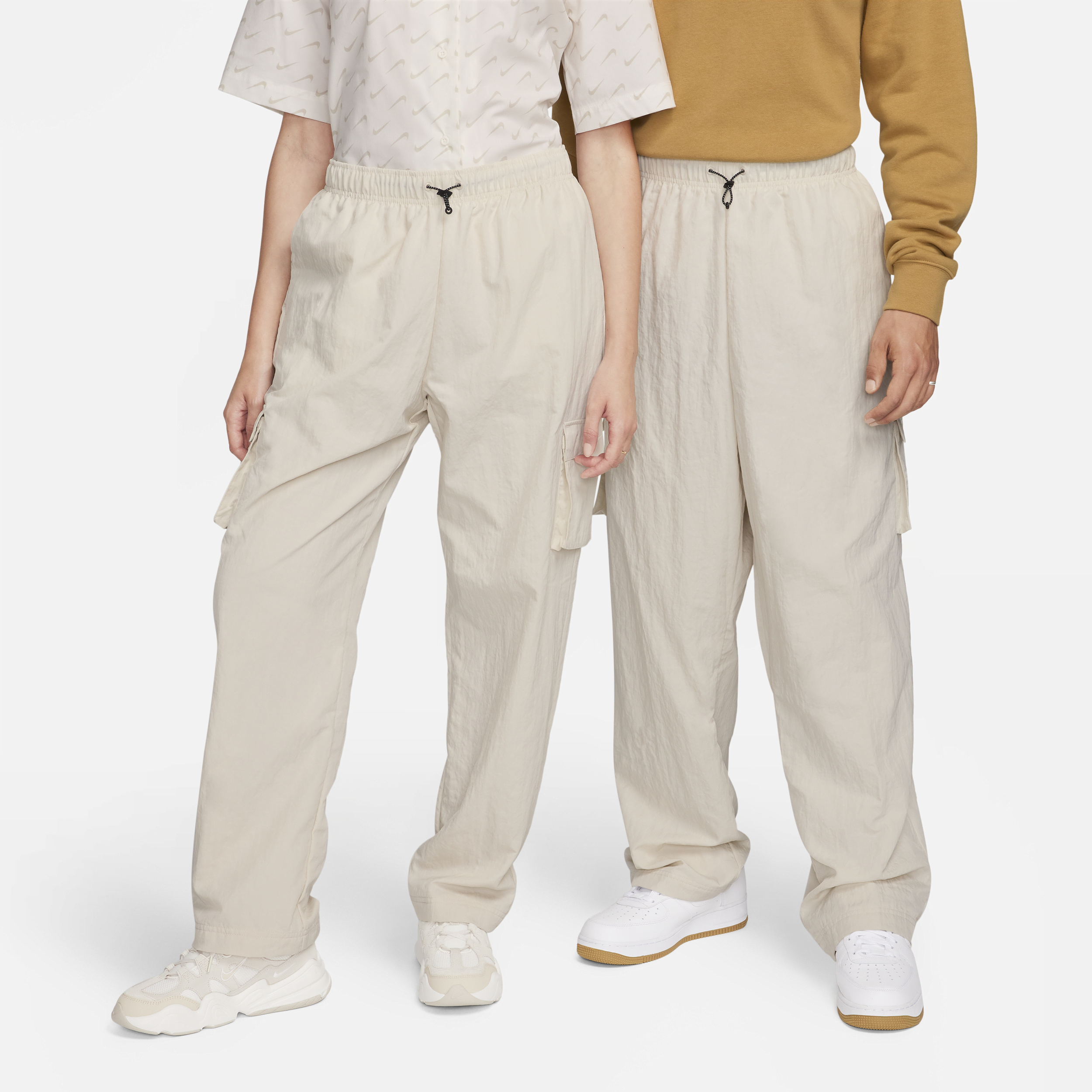 Nike Sportswear Essential Geweven cargobroek met hoge taille voor dames - Bruin