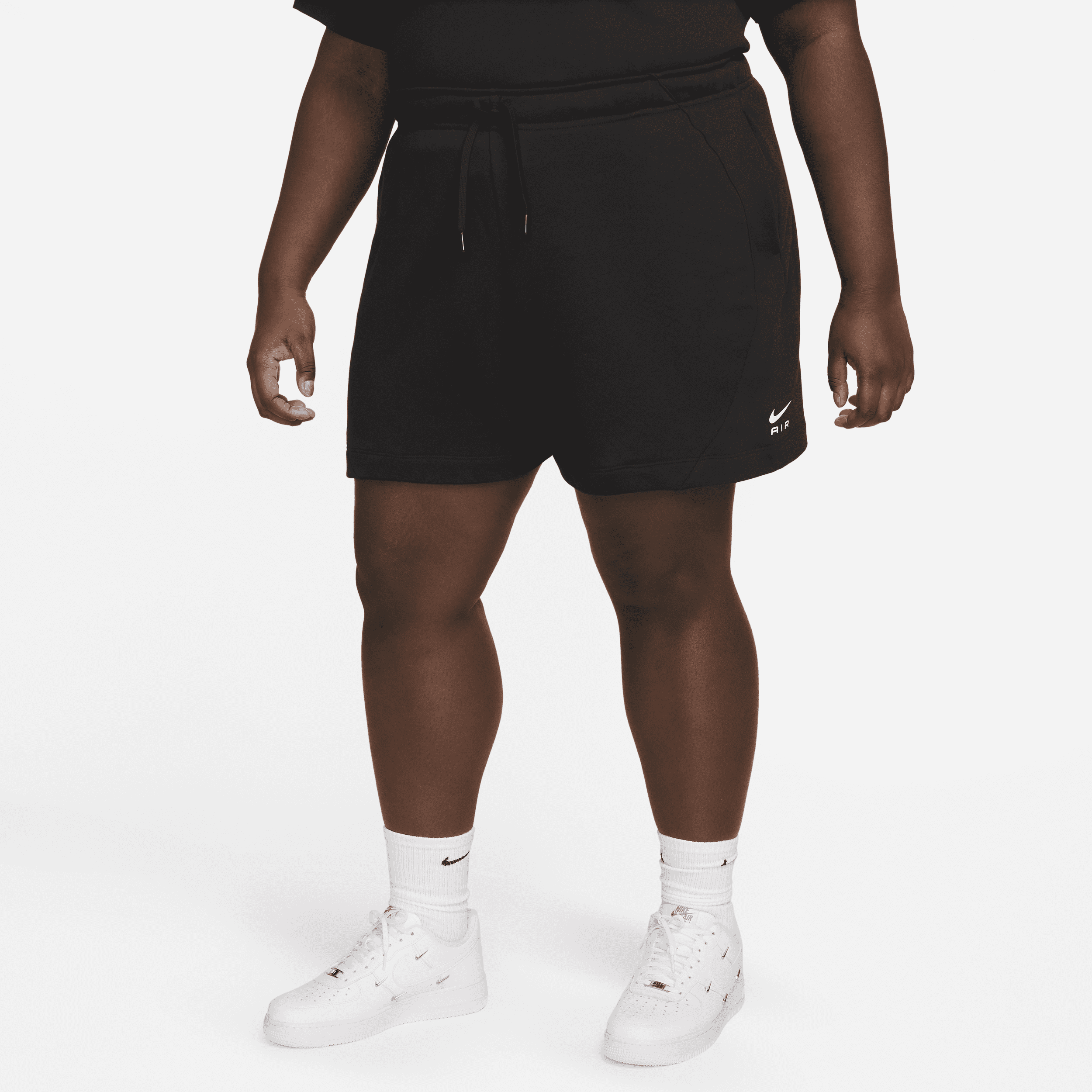 Nike Air-shorts i fleece med mellemhøj talje til kvinder (plus size) - sort