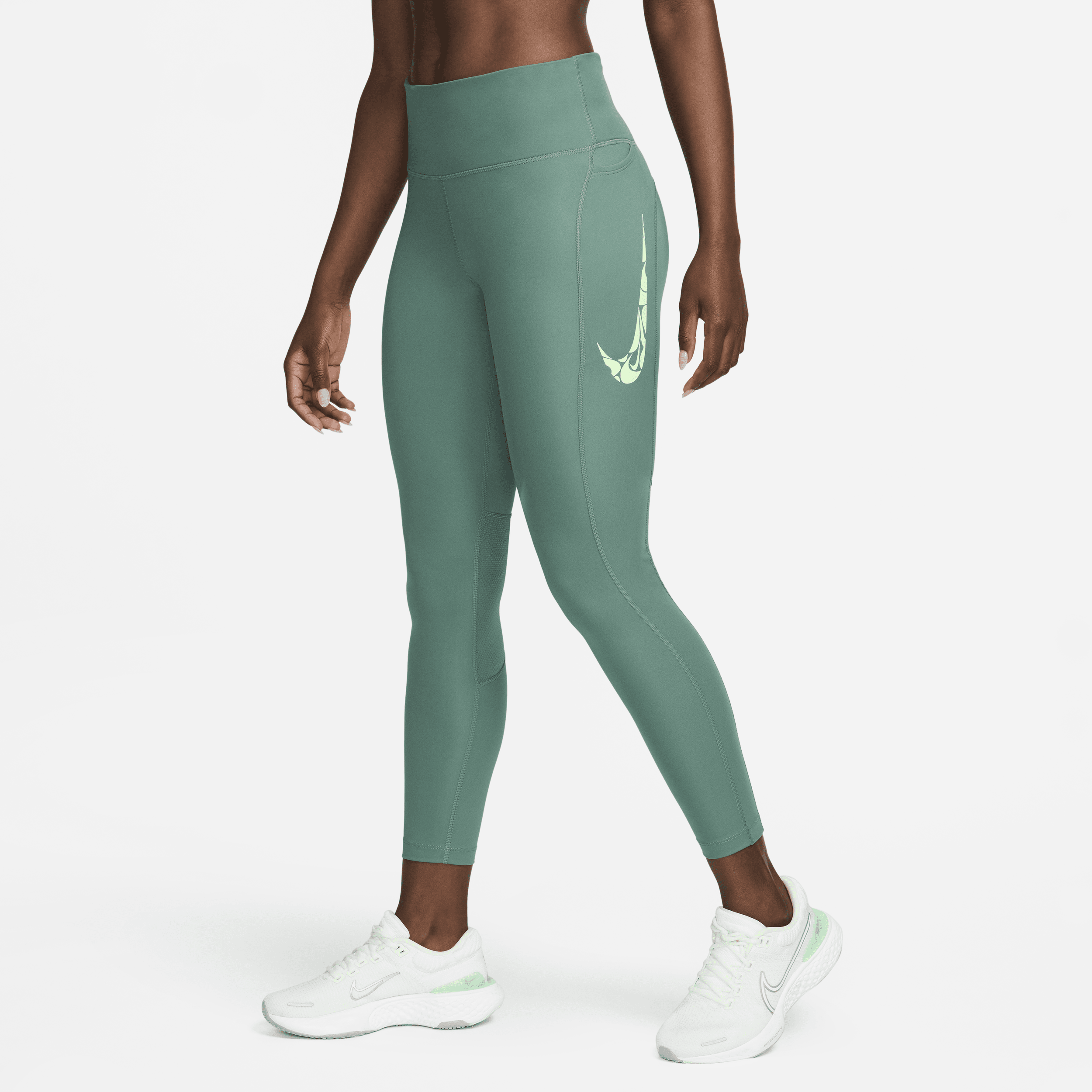 Nike Fast-7/8-løbeleggings med mellemhøj talje og lommer til kvinder - grøn
