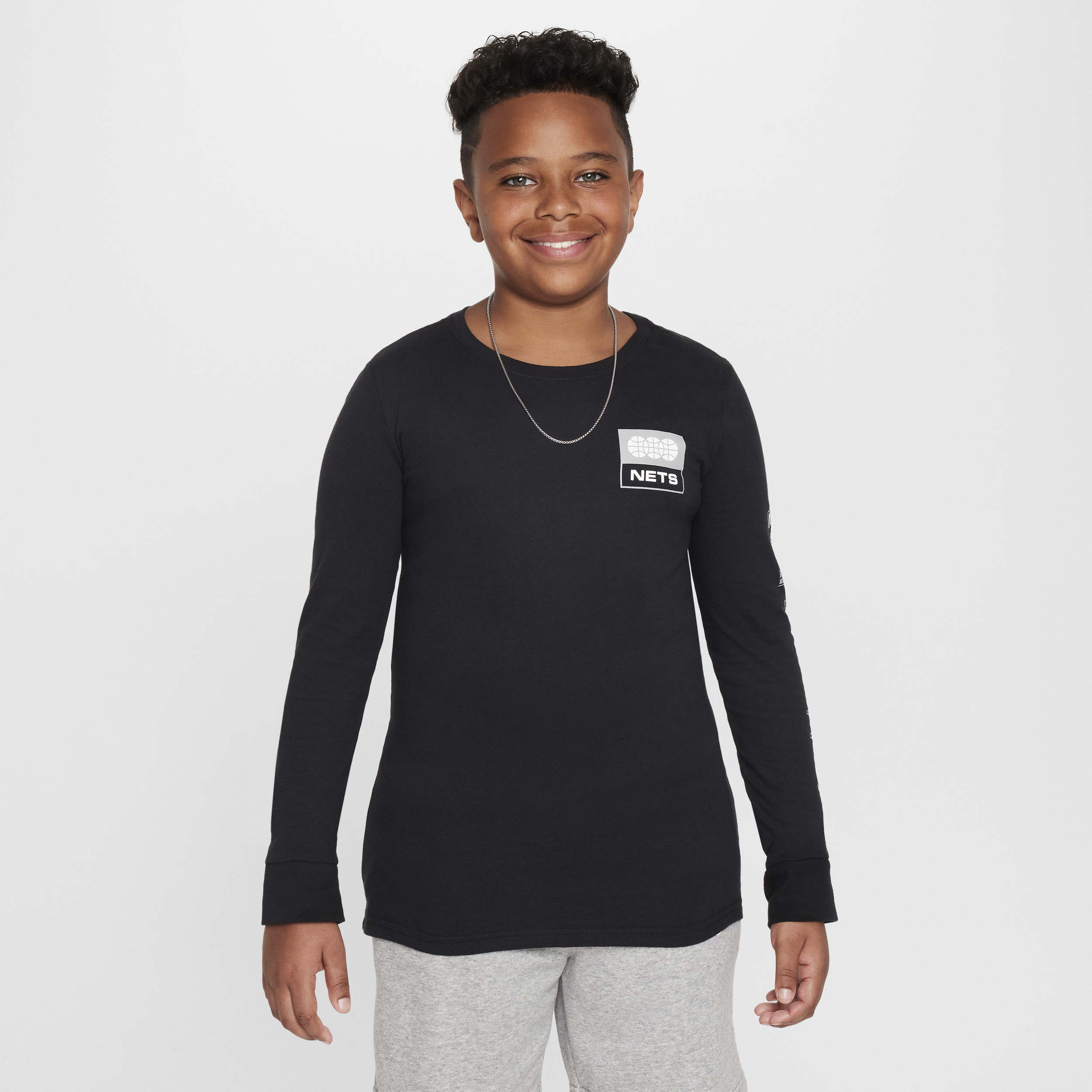 Brooklyn Nets Essential Nike NBA-T-shirt med lange ærmer til større børn (drenge) - sort