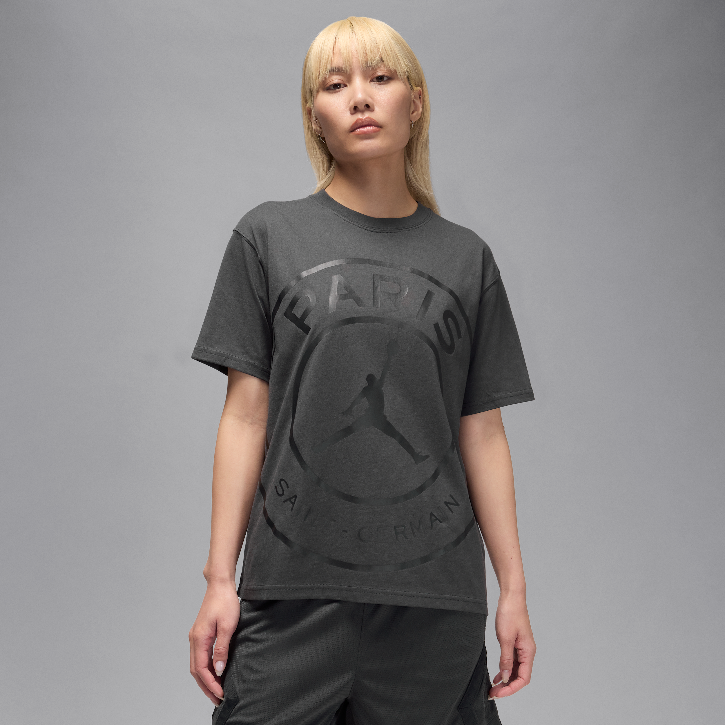【ナイキ（NIKE）公式ストア】PSG ウィメンズ Tシャツ HV0146-060 グレー