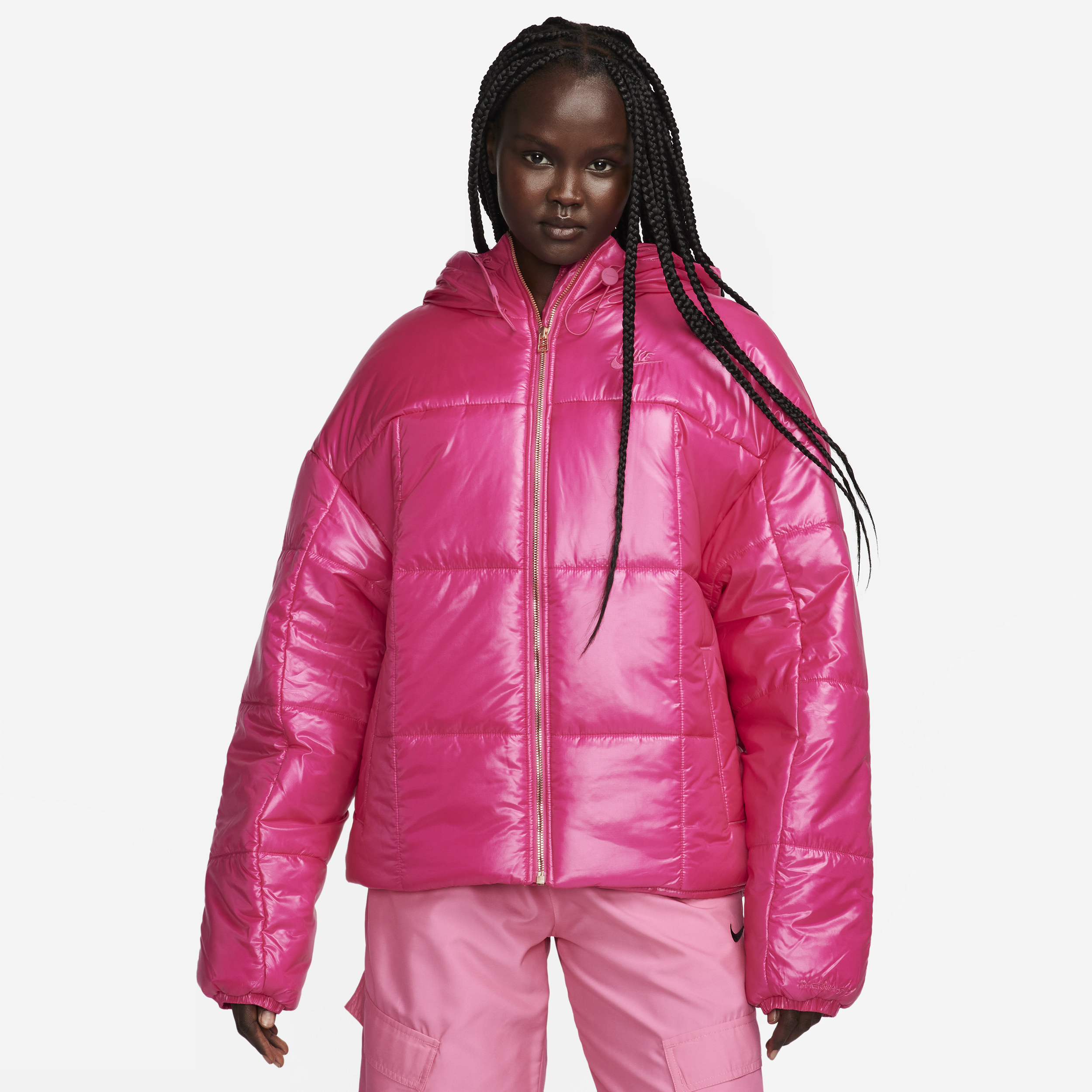 Klassisk Nike Sportswear Therma-FIT Shine-dynejakke med en løs pasform til kvinder - Pink