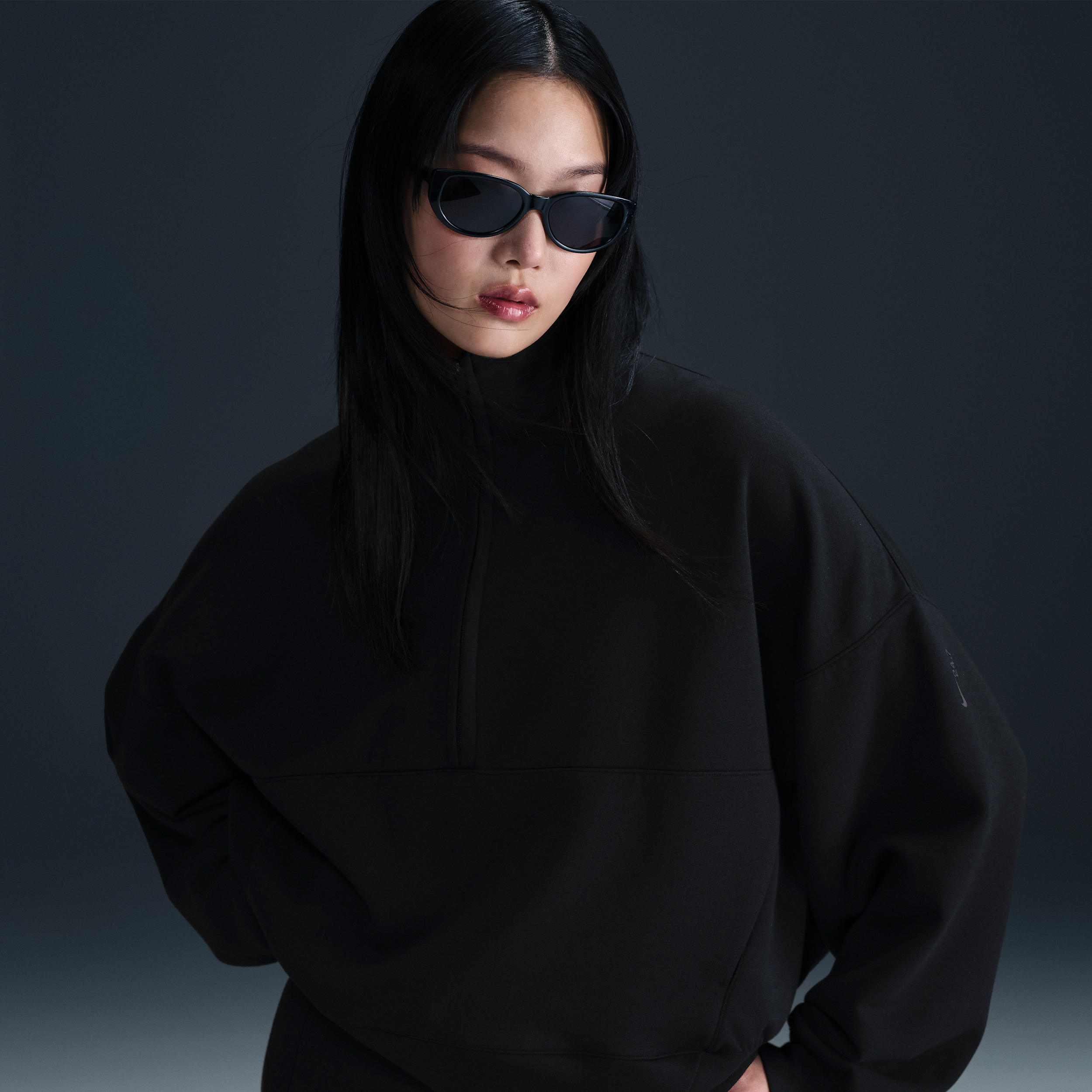 【ナイキ(NIKE)公式ストア】ナイキ 24.7 ImpossiblySoft ウィメンズ Dri-FIT オーバーサイズド 1/2ジップ トップ HQ8189-010 ブラック 【ナイキ(NIKE)公式ストア】ナイキ 24.7 ImpossiblySoft ウィメンズ Dri-FIT オーバーサイズド 1/2ジップ トップ HQ8189-010 ブラック