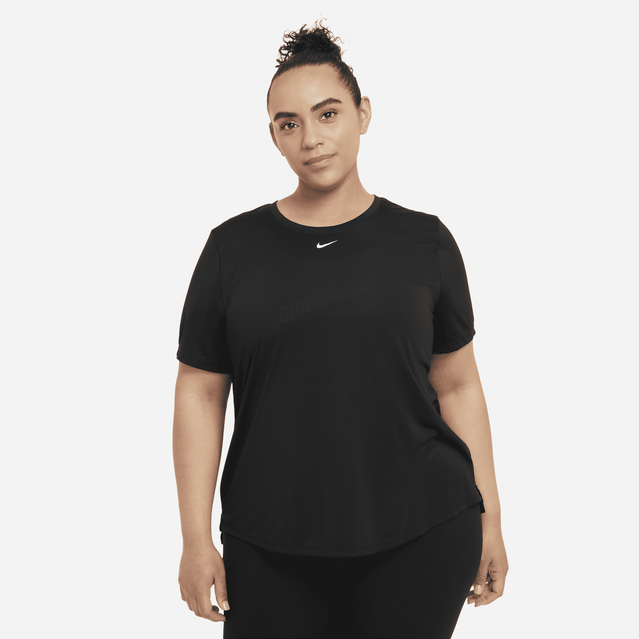 Kortærmet Nike Dri-FIT One-trøje (Plus size) i standardpasform til kvinder - sort