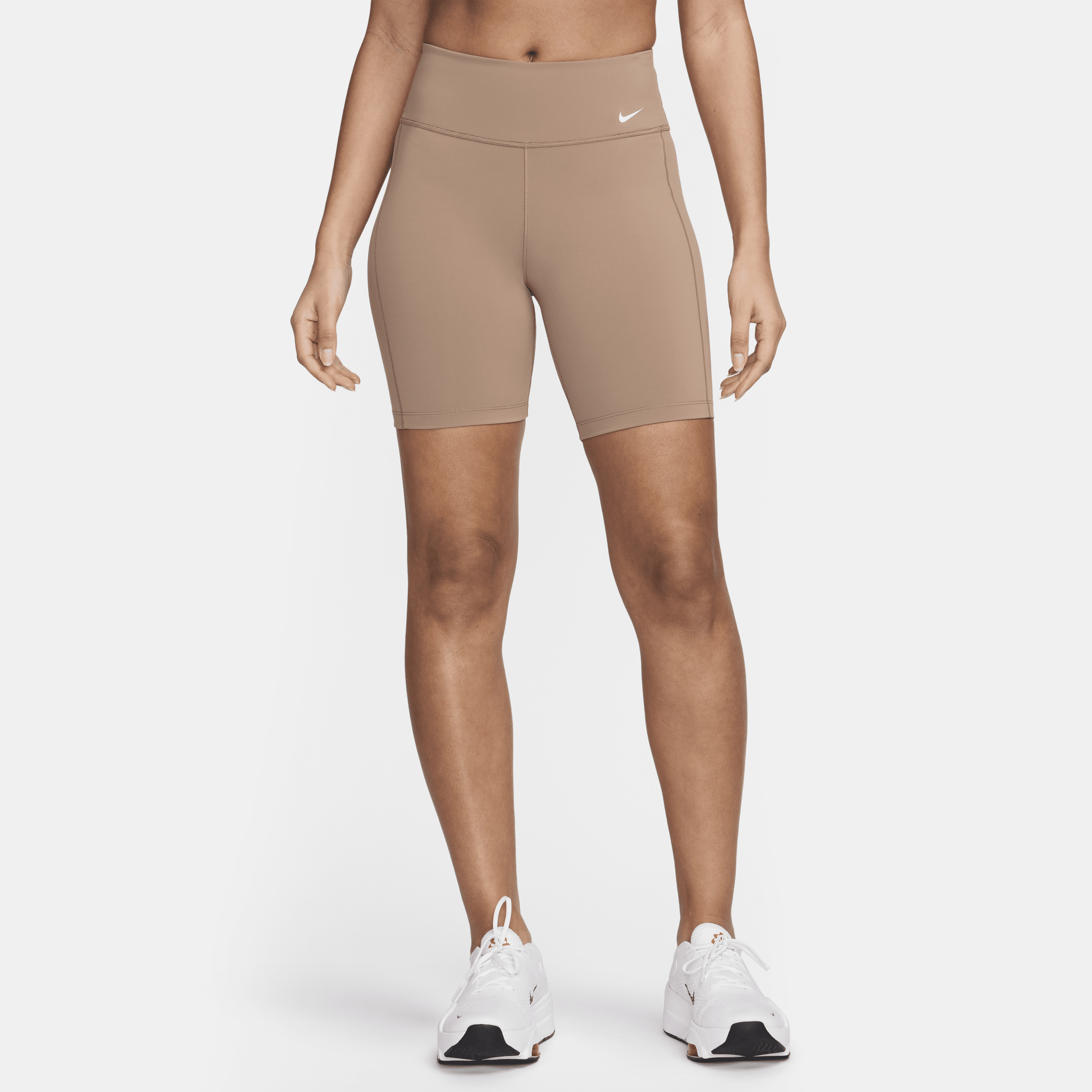 Nike One Leak Protection: Menstruationsshorts (18 cm) med mellemhøj talje til kvinder - brun