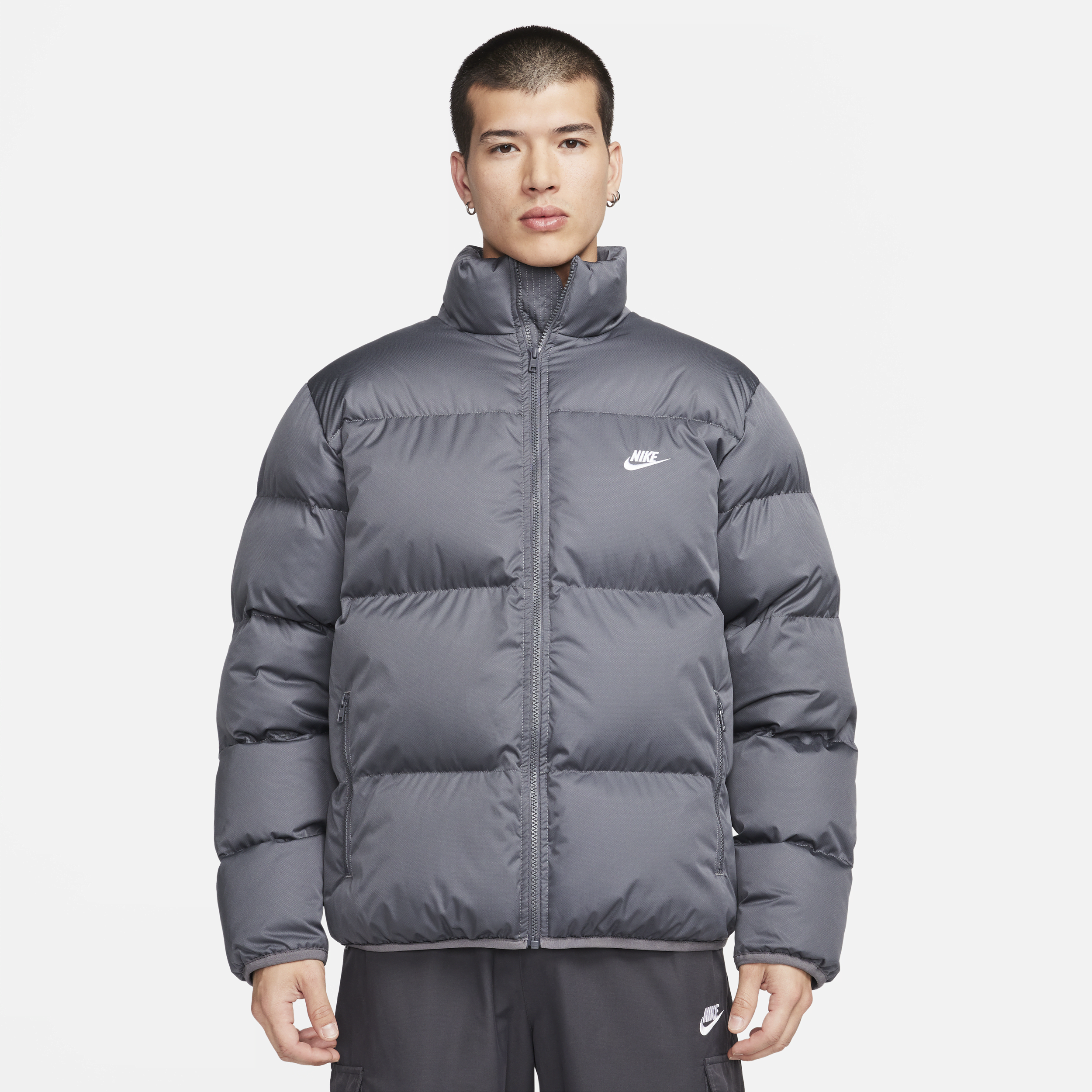 【ナイキ(NIKE)公式ストア】ナイキ スポーツウェア クラブ メンズ パファー ジャケット FB7369-068 グレー 【ナイキ(NIKE)公式ストア】ナイキ スポーツウェア クラブ メンズ パファー ジャケット FB7369-068 グレー