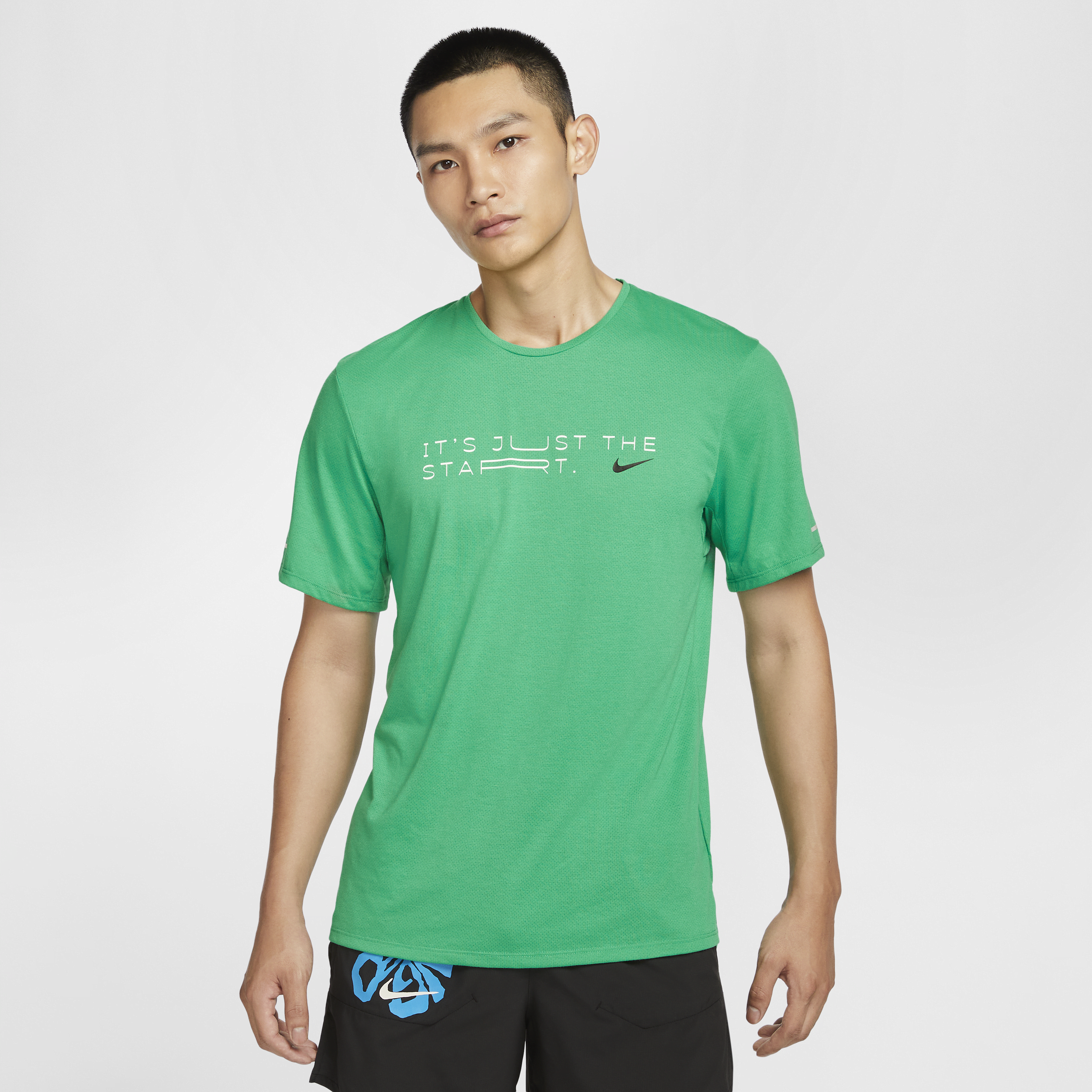 【ナイキ(NIKE)公式ストア】ナイキ ライズ 365 "Kipchoge" メンズ Dri-FIT ショートスリーブ ランニングトップ HF0905-324 グリーン 【ナイキ(NIKE)公式ストア】ナイキ ライズ 365 "Kipchoge" メンズ Dri-FIT ショートスリーブ ランニングトップ HF0905-324 グリーン