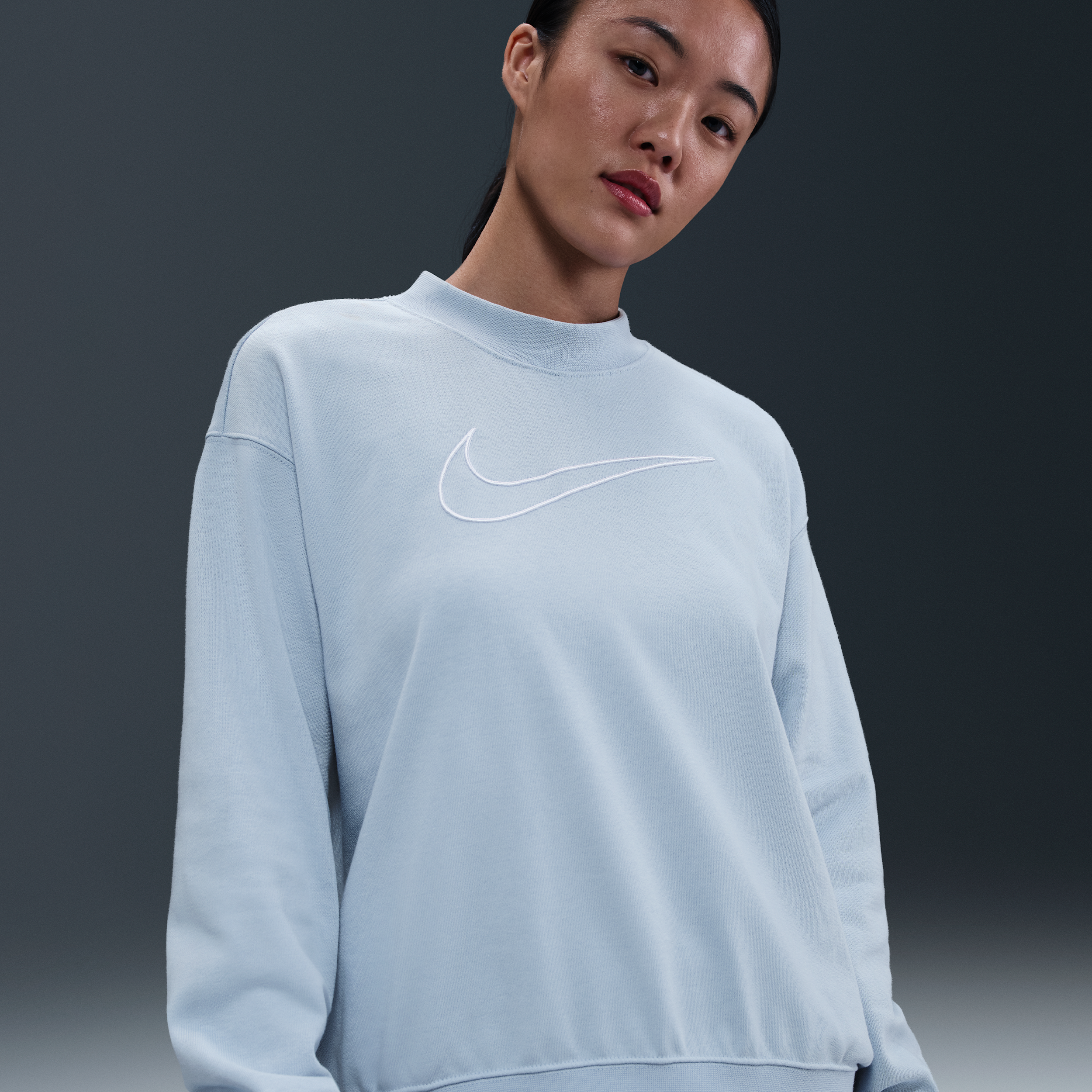 【ナイキ(NIKE)公式ストア】ナイキ Dri-FIT ゲット フィット ウィメンズ グラフィック クルーネック スウェットシャツ DQ5543-441 ブルー 【ナイキ(NIKE)公式ストア】ナイキ Dri-FIT ゲット フィット ウィメンズ グラフィック クルーネック スウェットシャツ DQ5543-441 ブルー