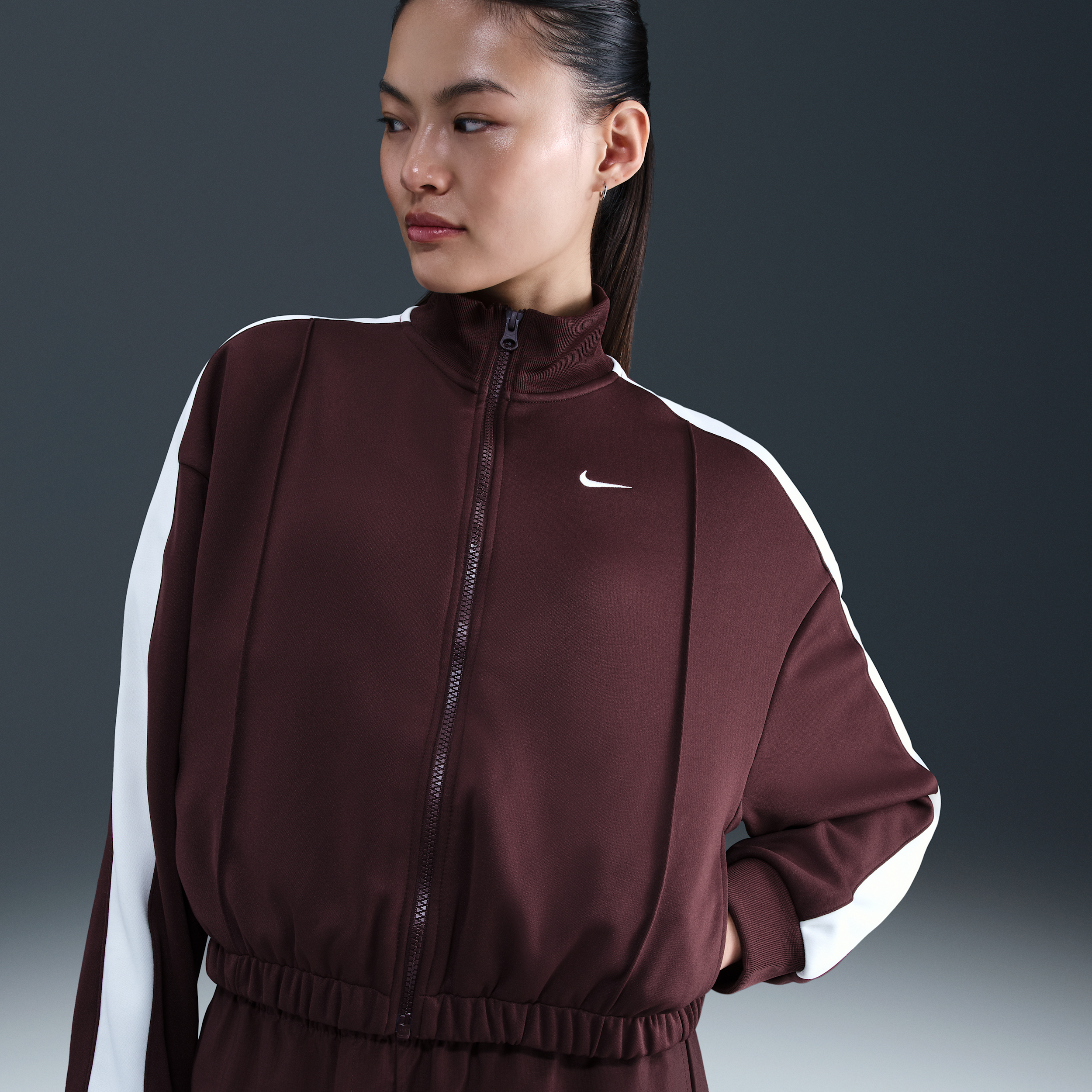 【ナイキ(NIKE)公式ストア】ナイキ スポーツウェア ウィメンズ トラックジャケット IM7445-652 レッド 【ナイキ(NIKE)公式ストア】ナイキ スポーツウェア ウィメンズ トラックジャケット IM7445-652 レッド