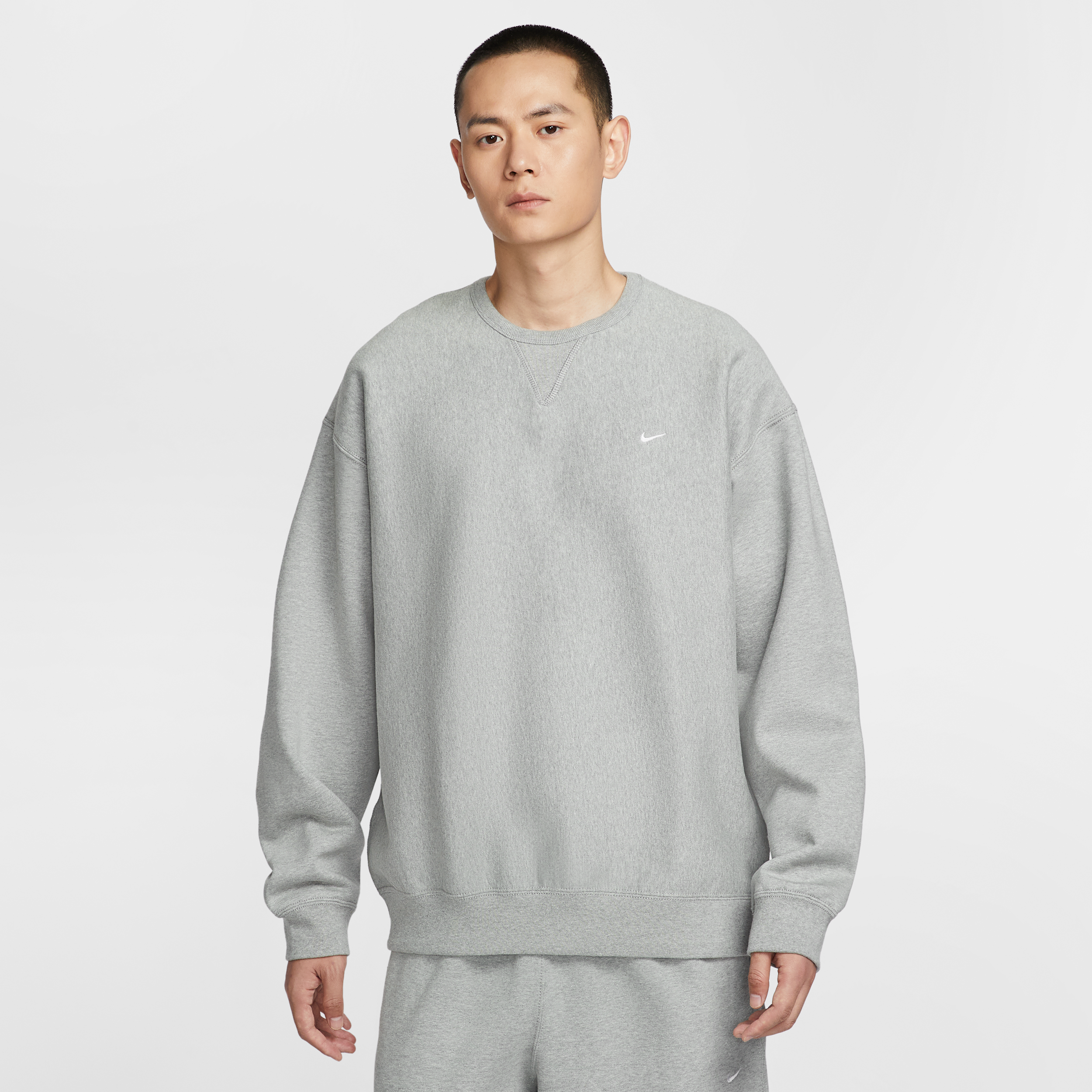 【ナイキ(NIKE)公式ストア】ナイキ ソロ スウッシュ メンズ フリース クルー HV1087-063 グレー 【ナイキ(NIKE)公式ストア】ナイキ ソロ スウッシュ メンズ フリース クルー HV1087-063 グレー