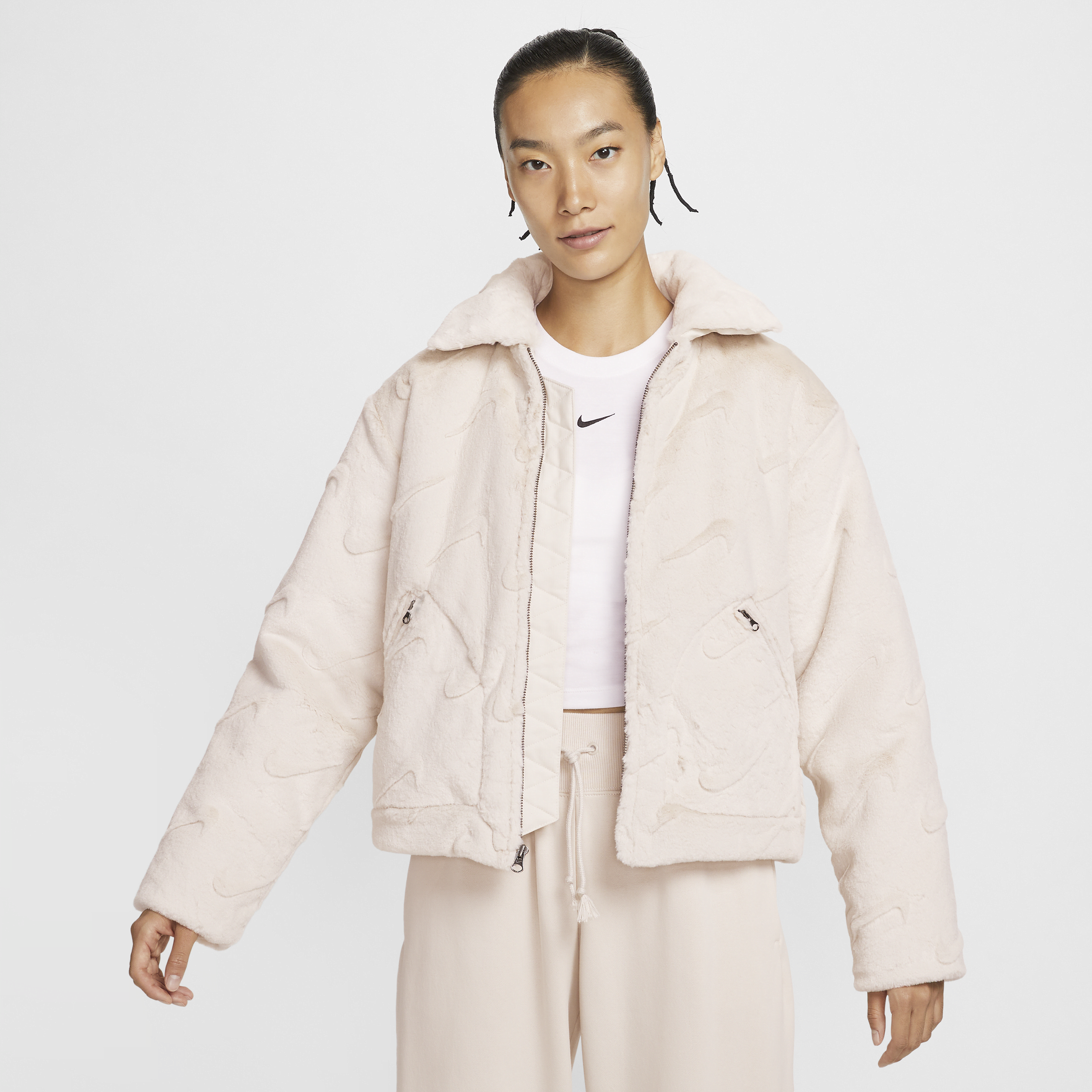 【ナイキ（NIKE）公式ストア】ナイキ スポーツウェア エッセンシャル ウィメンズ ルーズ プリント フェイクファー ジャケット FV8020-104 ブラウン