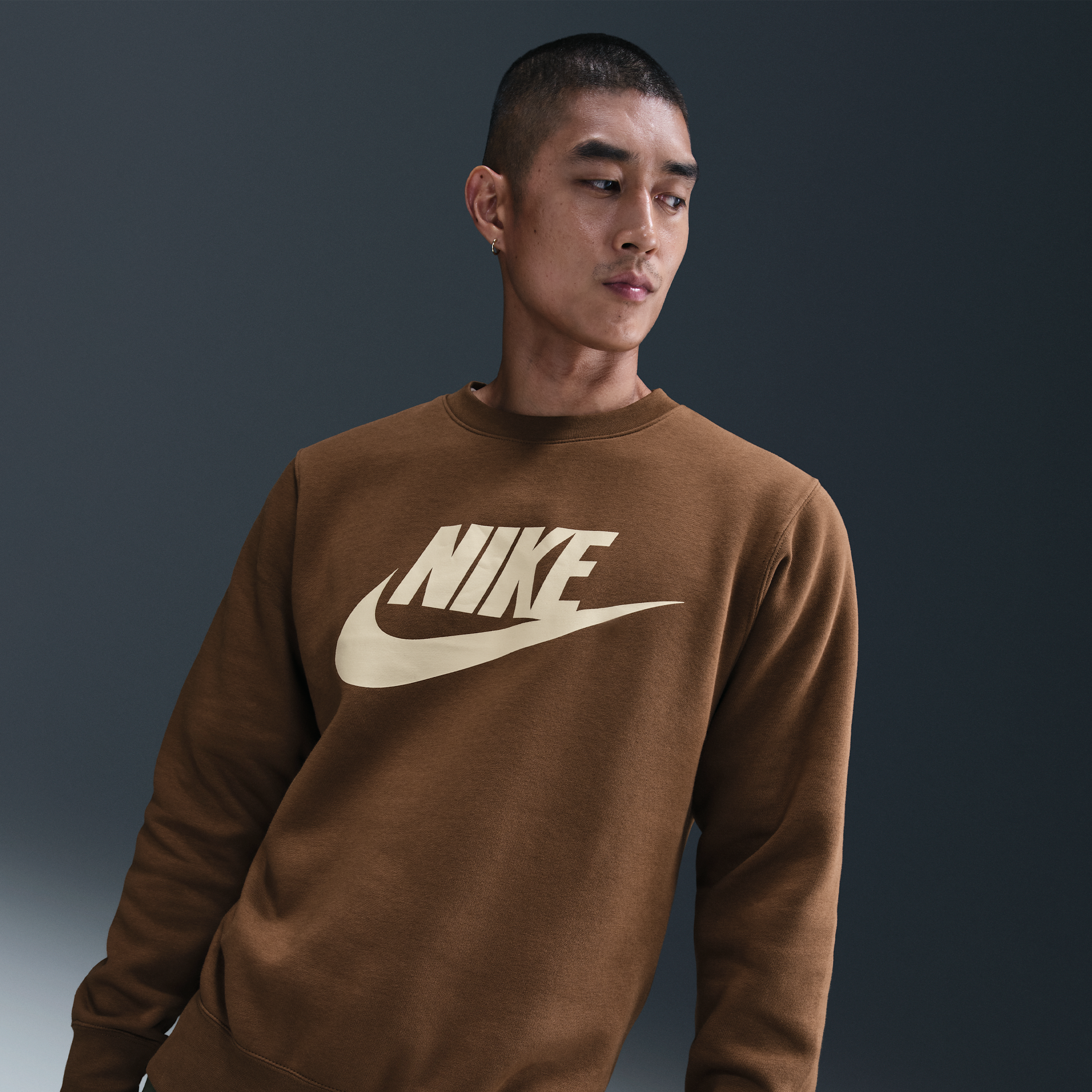 【ナイキ（NIKE）公式ストア】ナイキ スポーツウェア クラブ メンズ グラフィック フリース クルー FN3891-235 ブラウン