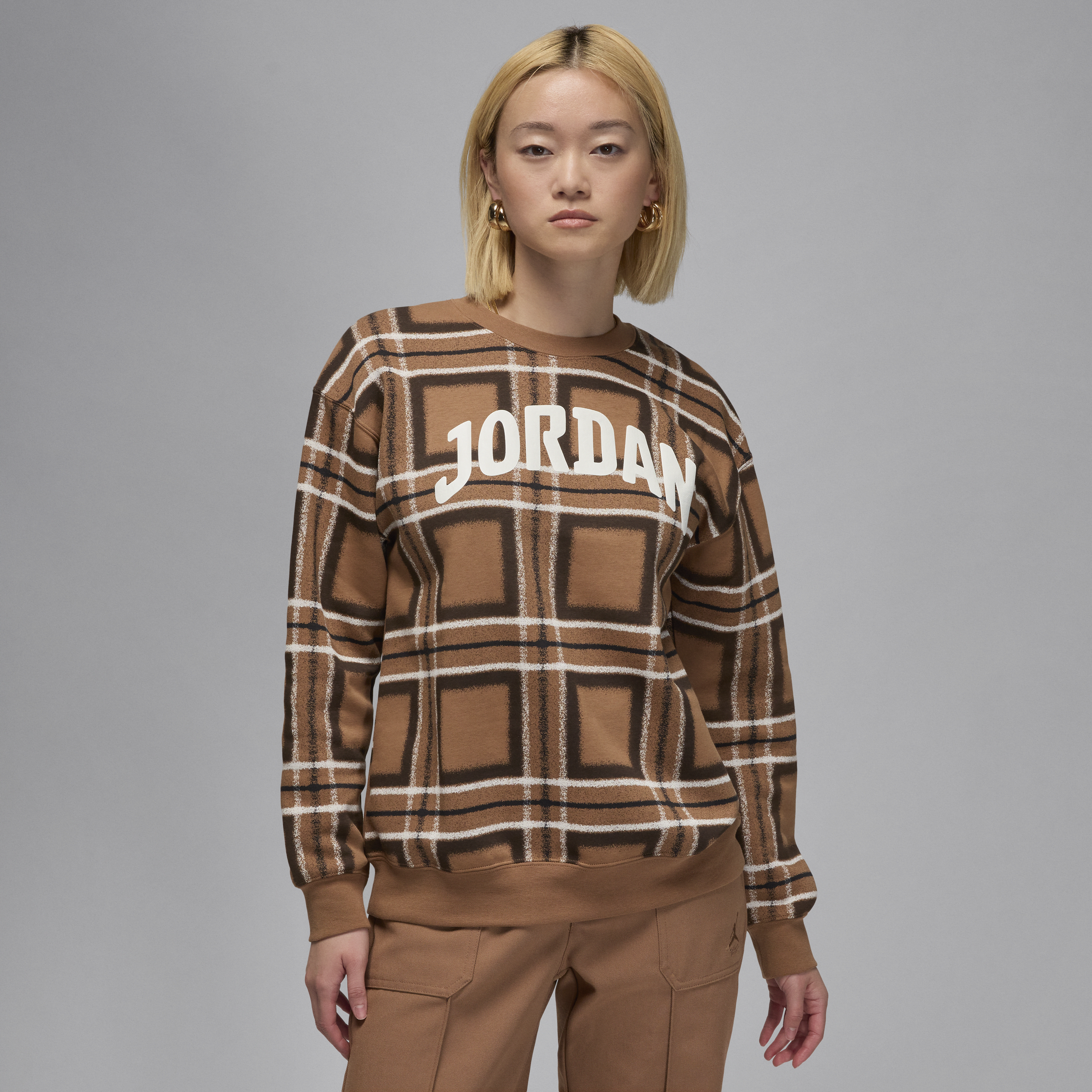【ナイキ(NIKE)公式ストア】ジョーダン ブルックリン フリース ウィメンズ グラフィック クルーネック スウェットシャツ HM5499-223 ブラウン 【ナイキ(NIKE)公式ストア】ジョーダン ブルックリン フリース ウィメンズ グラフィック クルーネック スウェットシャツ HM5499-223 ブラウン