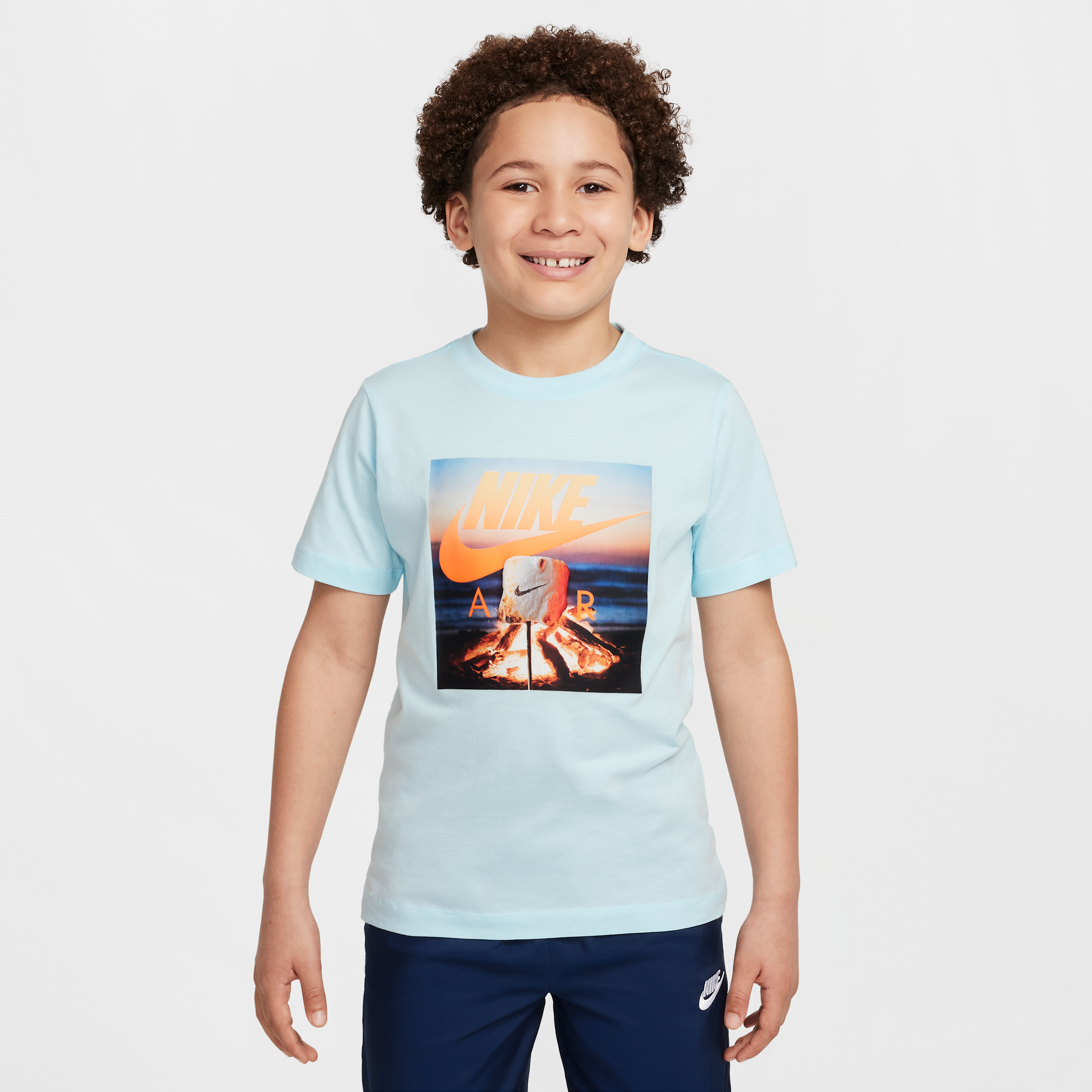 【ナイキ(NIKE)公式ストア】ナイキ スポーツウェア ジュニア Tシャツ HQ3243-474 ブルー 【ナイキ(NIKE)公式ストア】ナイキ スポーツウェア ジュニア Tシャツ HQ3243-474 ブルー