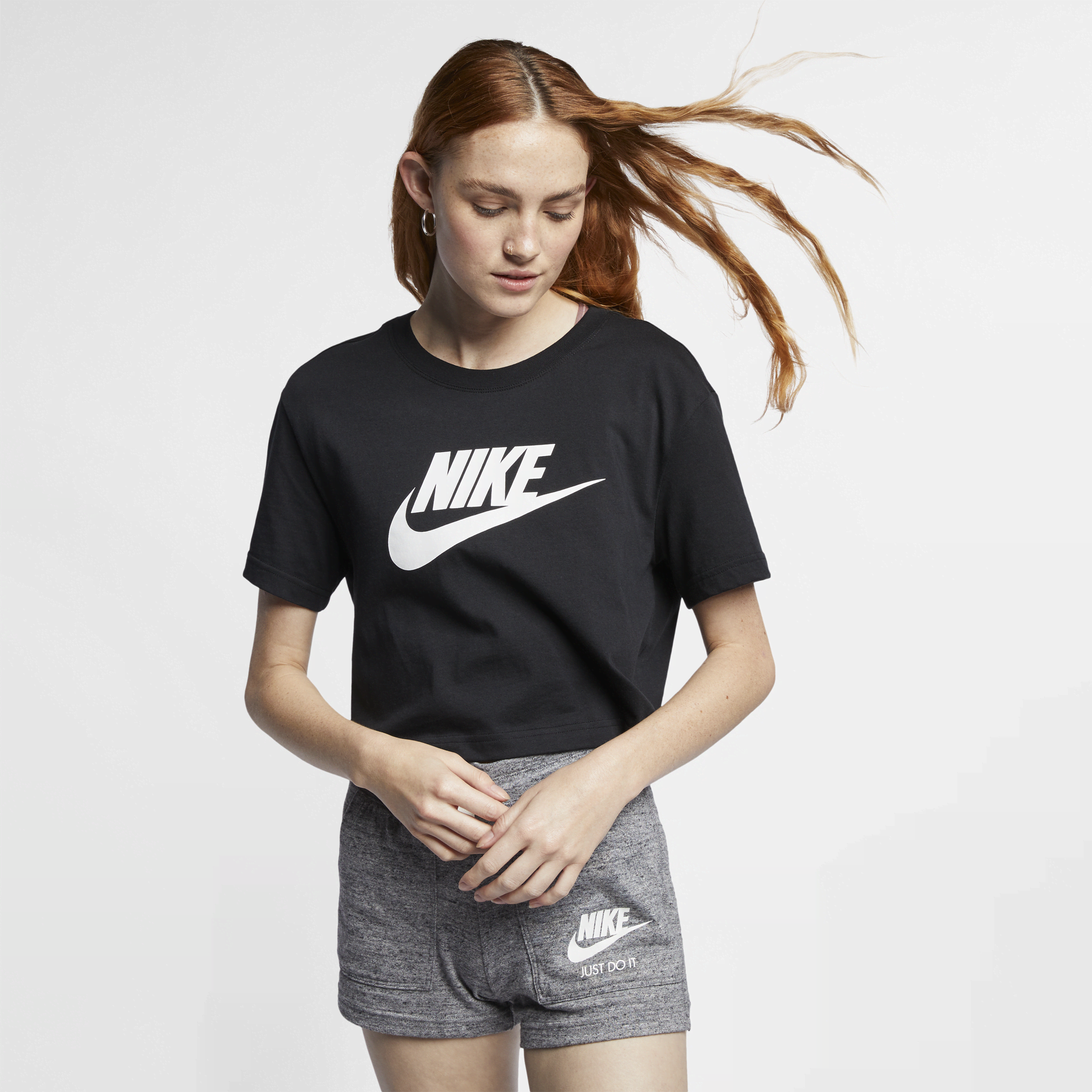 Kort Nike Sportswear Essential-T-shirt med logo til kvinder - sort