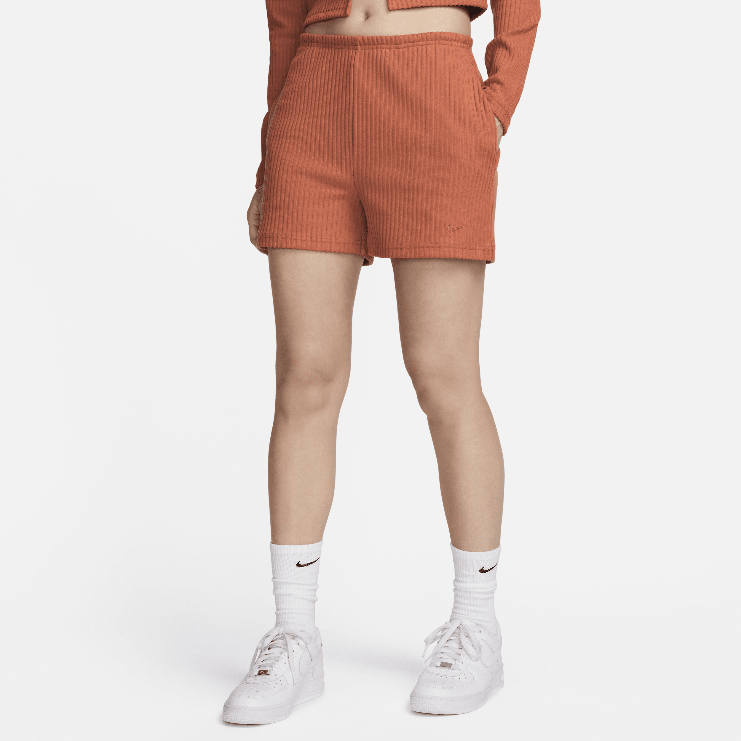 Nike Sportswear Chill Knit Pantalón corto elástico de talle alto, ajuste entallado y 10 cm - Mujer - Naranja