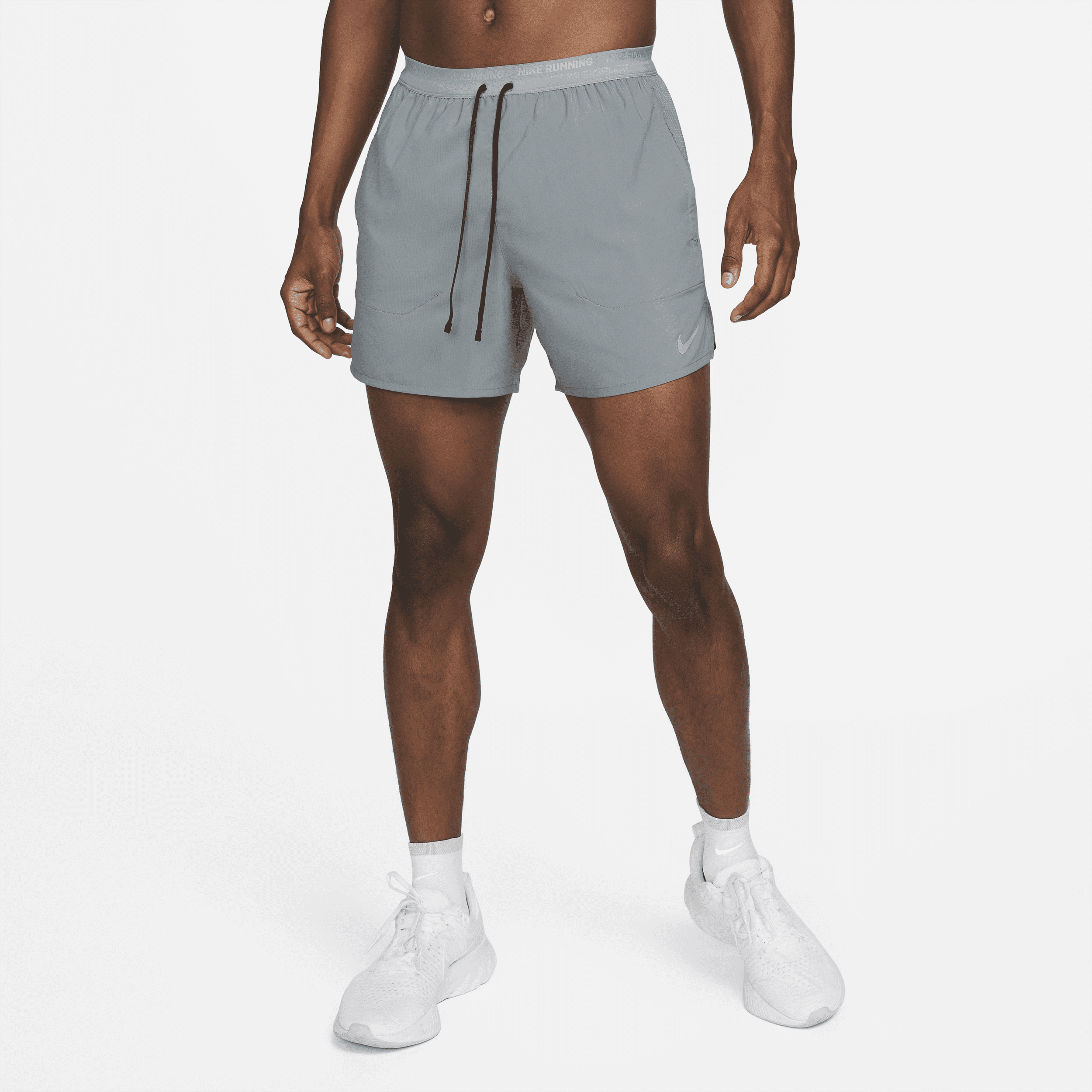 Nike Stride Pantalón corto de running Dri-FIT de 13 cm con malla interior - Hombre - Gris