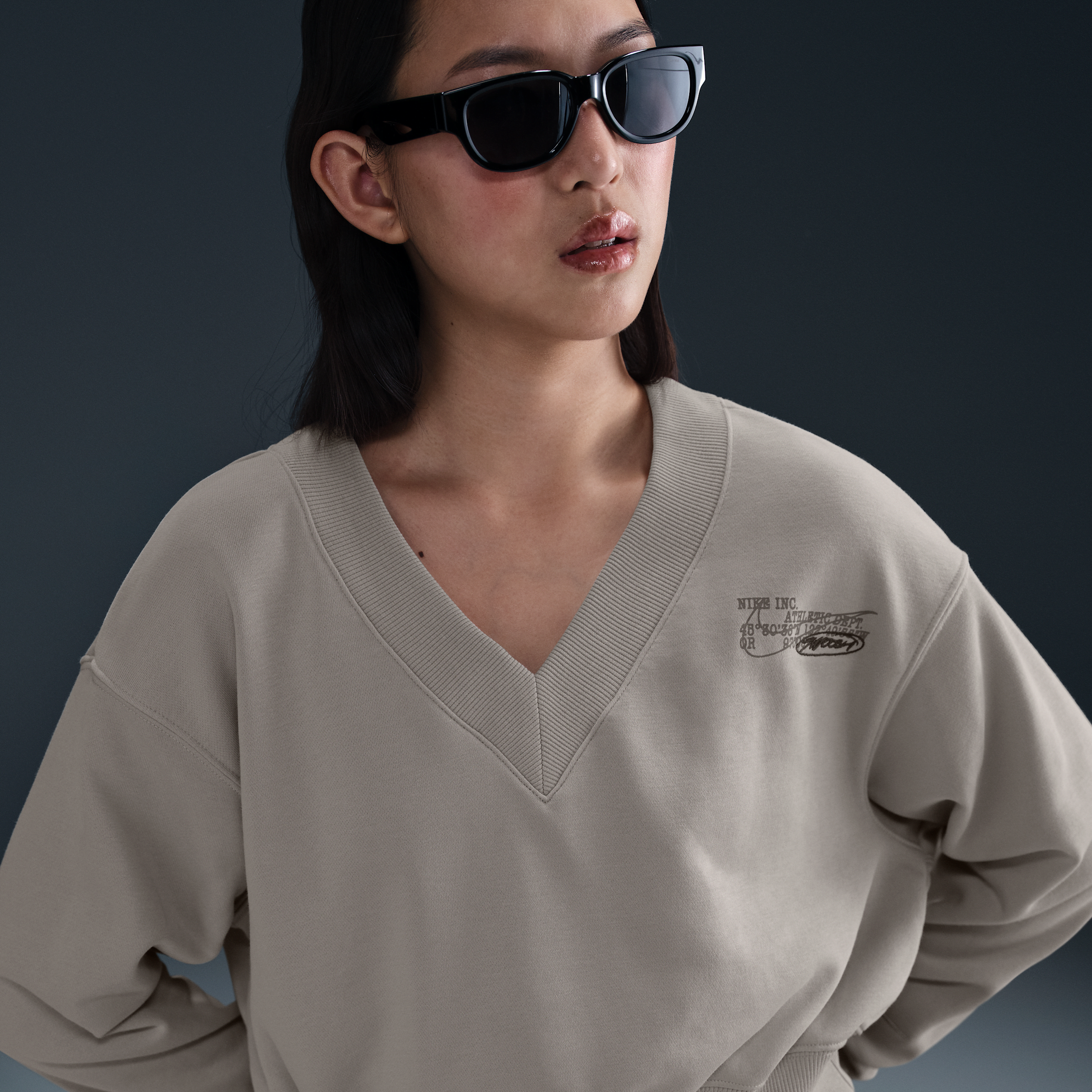 【ナイキ(NIKE)公式ストア】ナイキ スポーツウェア フェニックス フリース ウィメンズ オーバーサイズド Vネック クロップド トップ HV4857-009 グレー 【ナイキ(NIKE)公式ストア】ナイキ スポーツウェア フェニックス フリース ウィメンズ オーバーサイズド Vネック クロップド トップ HV4857-009 グレー