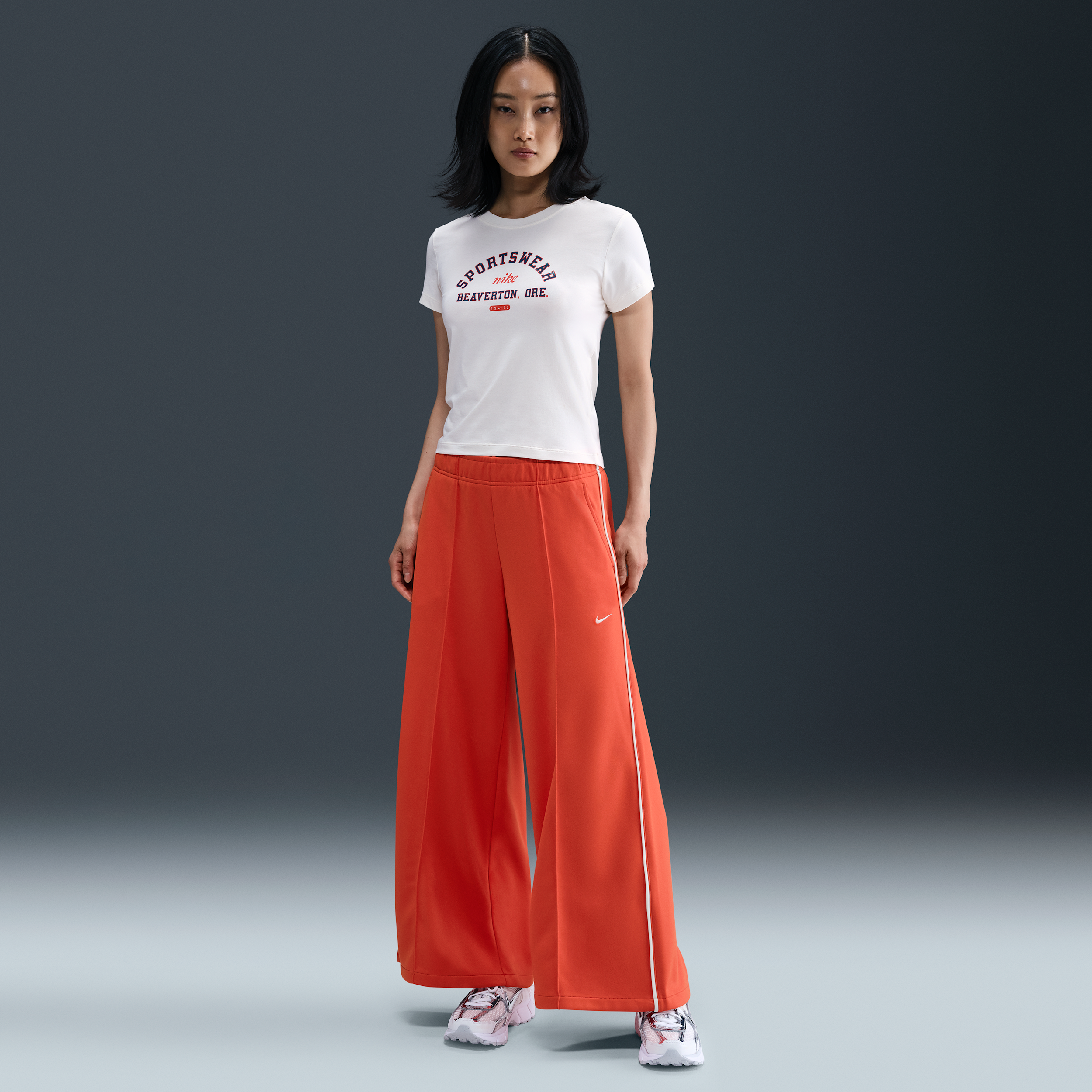 【ナイキ(NIKE)公式ストア】ナイキ スポーツウェア ウィメンズ ミッドライズ ワイドレッグ トラックパンツ IH8515-633 レッド 【ナイキ(NIKE)公式ストア】ナイキ スポーツウェア ウィメンズ ミッドライズ ワイドレッグ トラックパンツ IH8515-633 レッド
