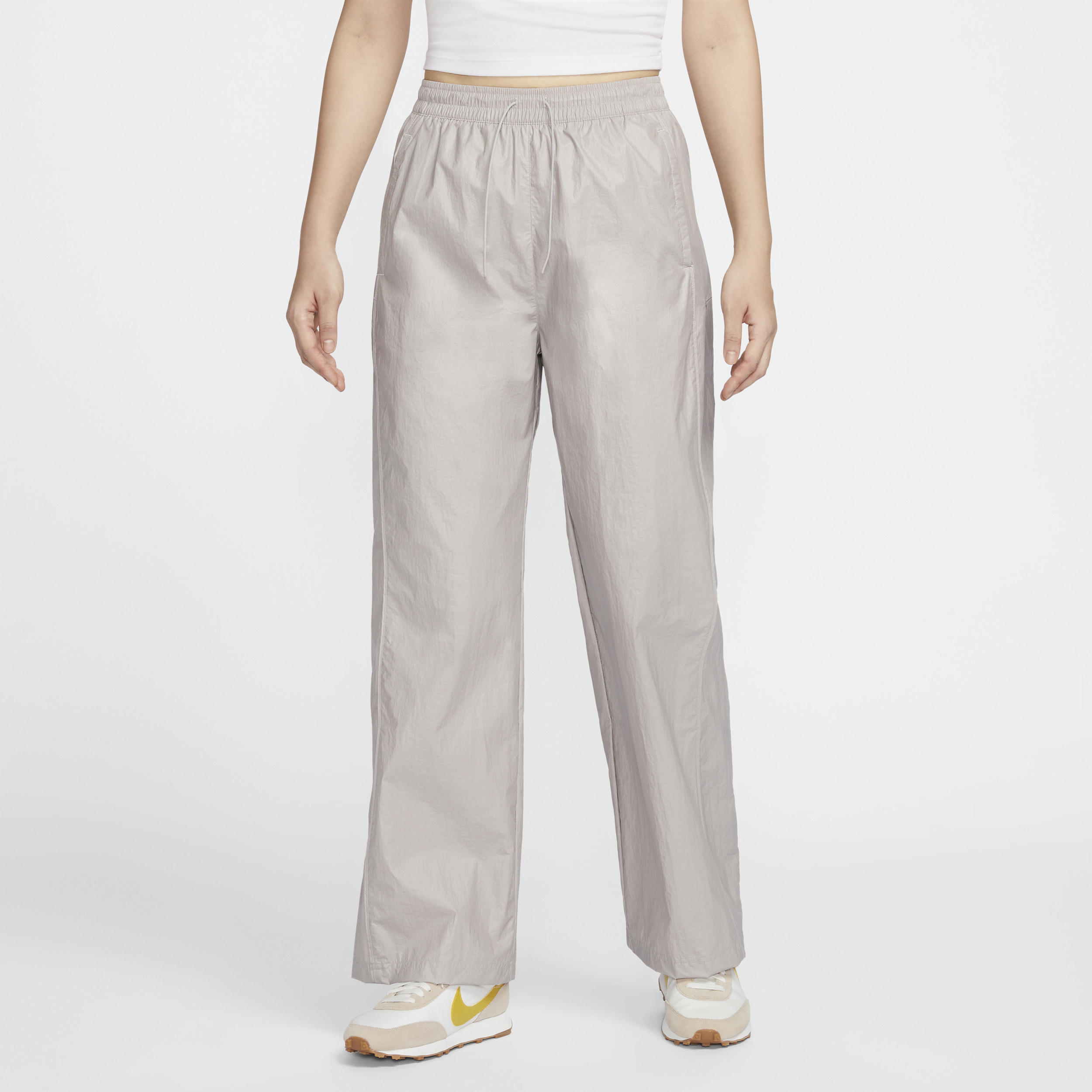 【ナイキ(NIKE)公式ストア】ナイキ ウィンドランナー ウィメンズ ウーブン ハイウエスト オープンヘム パンツ HM9765-014 グレー 【ナイキ(NIKE)公式ストア】ナイキ ウィンドランナー ウィメンズ ウーブン ハイウエスト オープンヘム パンツ HM9765-014 グレー