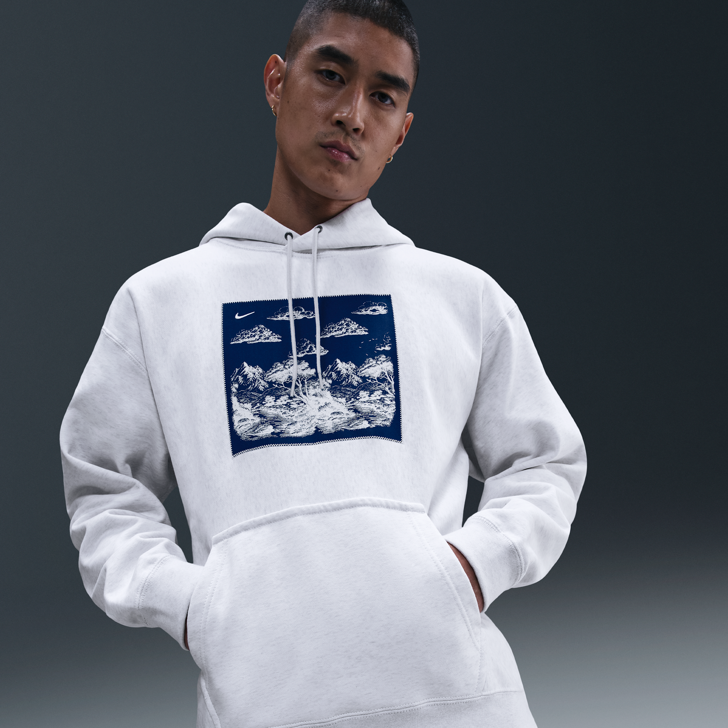 【ナイキ(NIKE)公式ストア】ナイキ ソロ スウッシュ メンズ プルオーバー フリース パーカー HV4115-051 ブラウン 【ナイキ(NIKE)公式ストア】ナイキ ソロ スウッシュ メンズ プルオーバー フリース パーカー HV4115-051 ブラウン