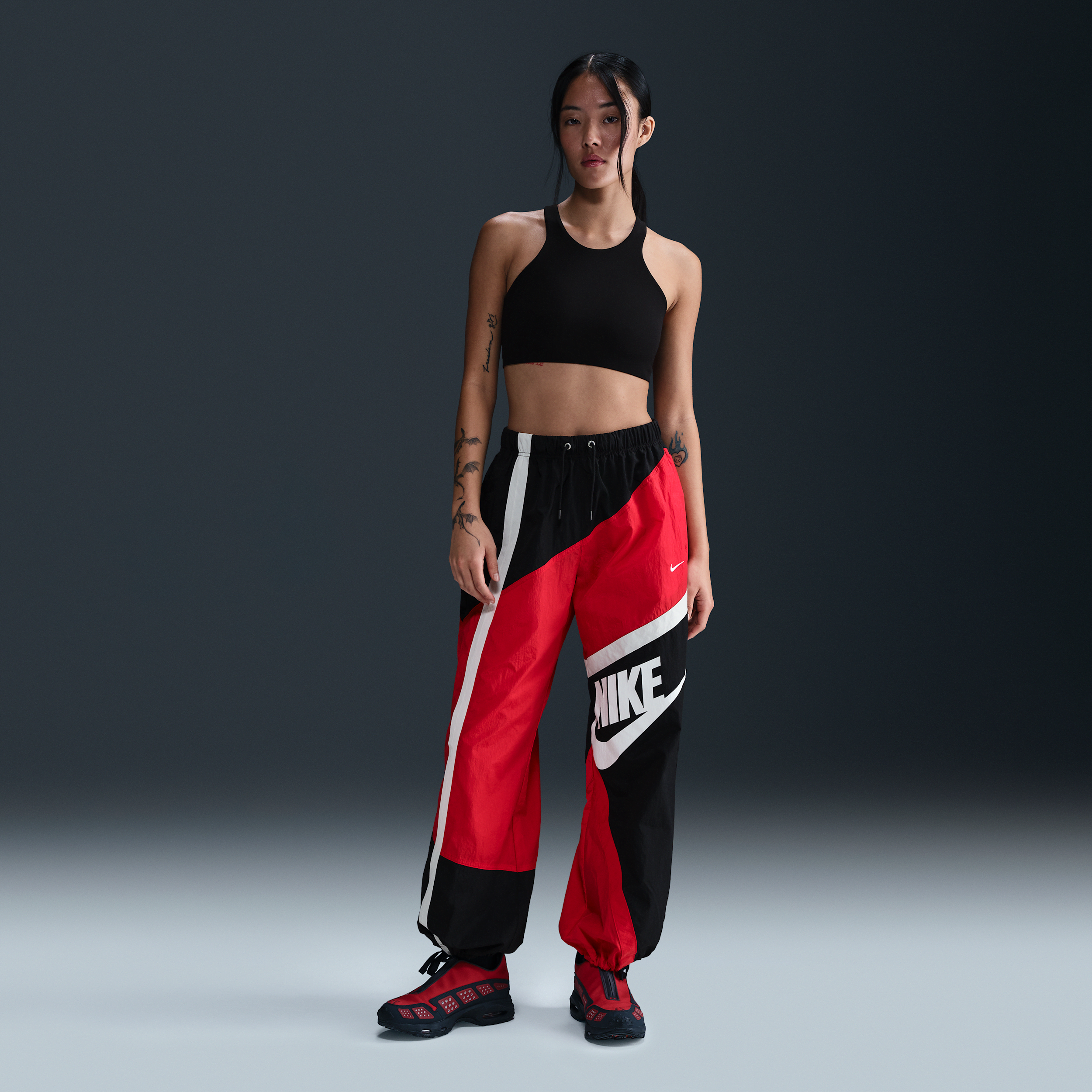 【ナイキ(NIKE)公式ストア】ナイキ スポーツウェア ウィメンズ ミッドライズ ルーズ ウーブン オープンヘム パンツ HJ4179-657 レッド 【ナイキ(NIKE)公式ストア】ナイキ スポーツウェア ウィメンズ ミッドライズ ルーズ ウーブン オープンヘム パンツ HJ4179-657 レッド