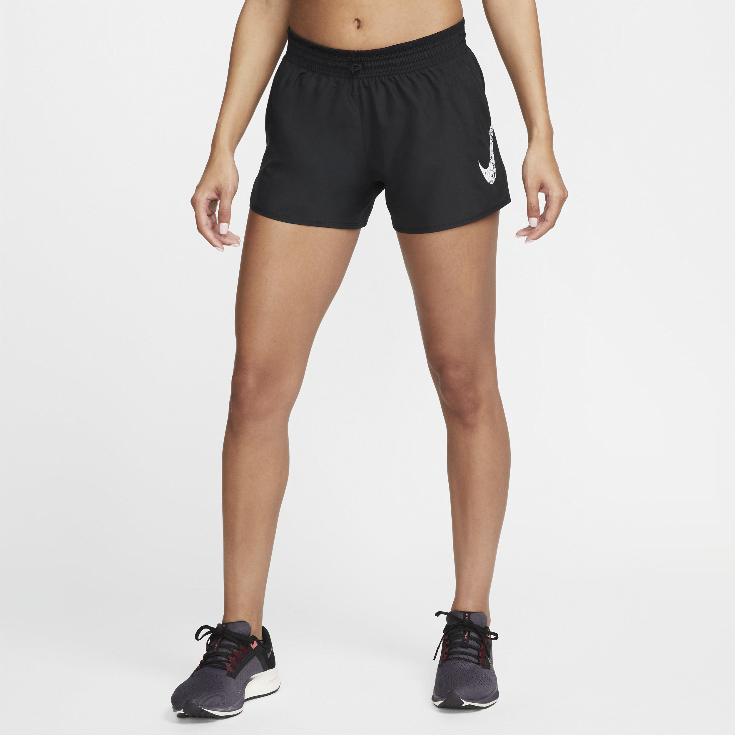 Nike Dri-FIT Swoosh Run-løbeshorts med mellemhøj talje og indbyggede indershorts til kvinder - sort