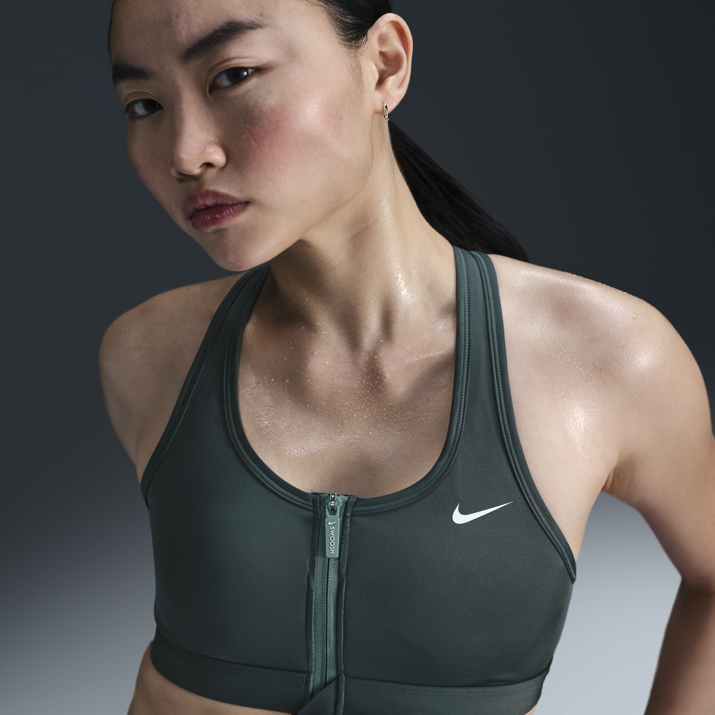 【ナイキ(NIKE)公式ストア】ナイキ スウッシュ フロント ジップ ウィメンズ ミディアムサポート パッディド スポーツブラ FN2732-338 グリーン 【ナイキ(NIKE)公式ストア】ナイキ スウッシュ フロント ジップ ウィメンズ ミディアムサポート パッディド スポーツブラ FN2732-338 グリーン
