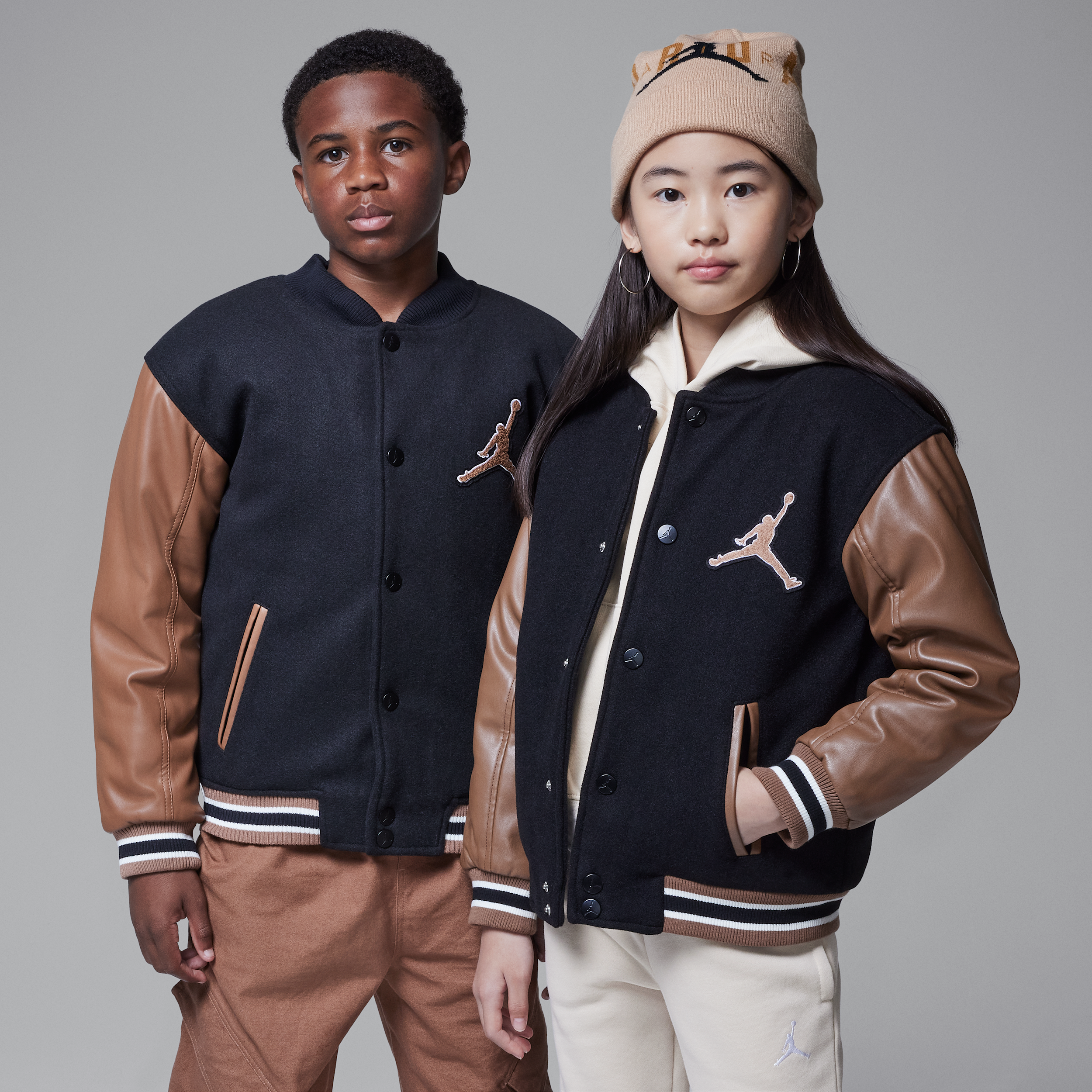 【ナイキ(NIKE)公式ストア】ジョーダン ジュニア バーシティ ジャケット HQ7063-258 ブラウン 【ナイキ(NIKE)公式ストア】ジョーダン ジュニア バーシティ ジャケット HQ7063-258 ブラウン