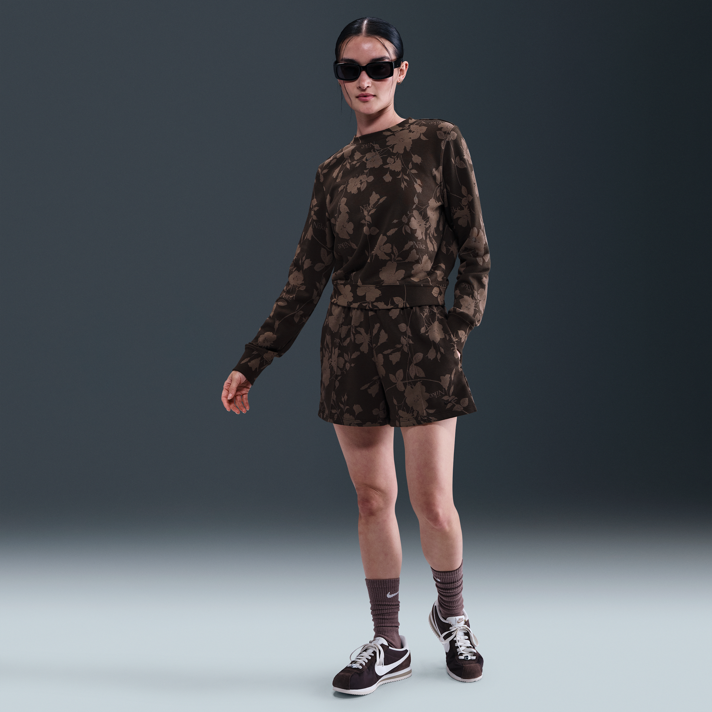 【ナイキ(NIKE)公式ストア】ナイキ スポーツウェア チル テリー ウィメンズ ミッドライズ フレンチテリー プリント ショートパンツ HQ5705-220 ブラウン 【ナイキ(NIKE)公式ストア】ナイキ スポーツウェア チル テリー ウィメンズ ミッドライズ フレンチテリー プリント ショートパンツ HQ5705-220 ブラウン