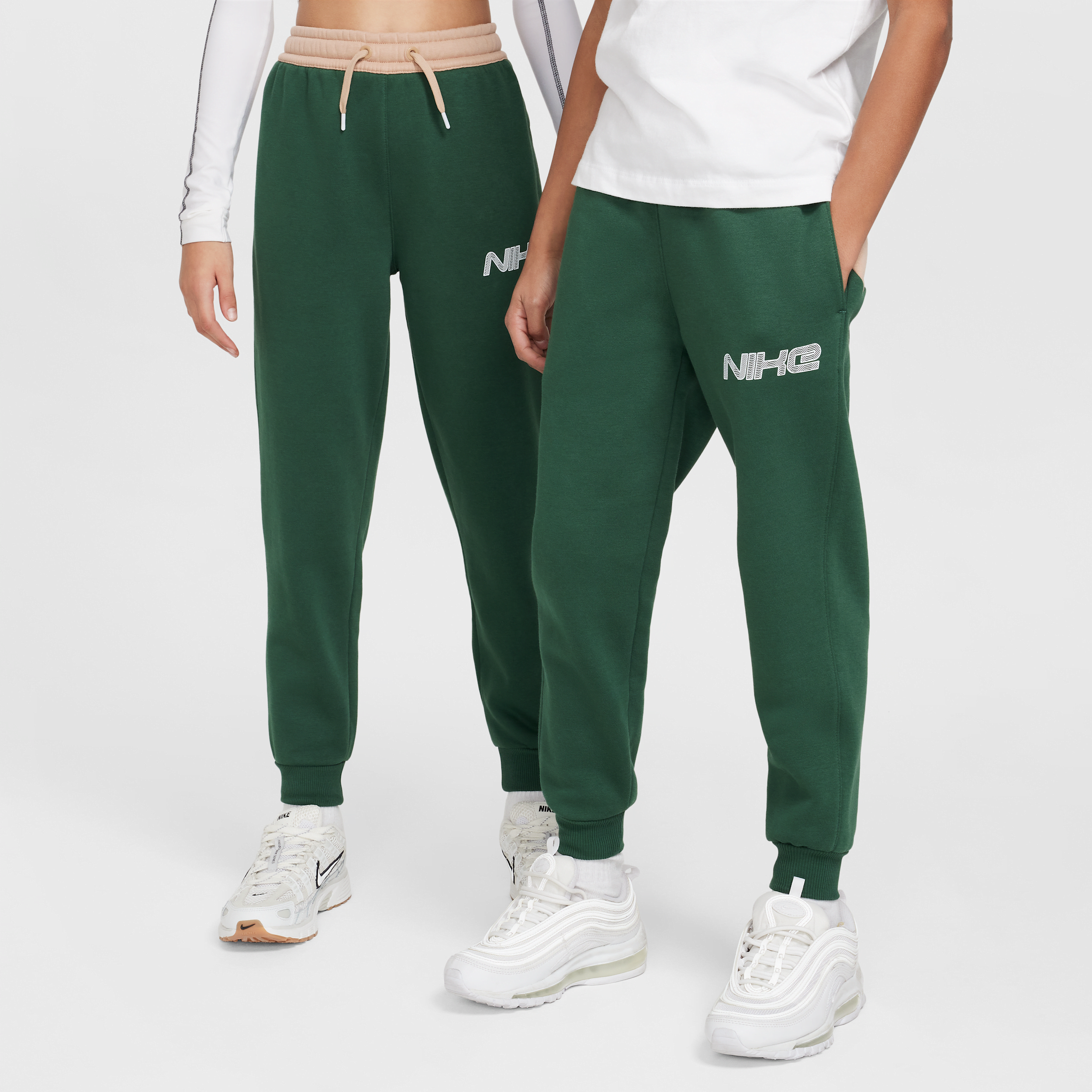【ナイキ(NIKE)公式ストア】ナイキ スポーツウェア アンプリファイ ジュニアジョガー FN9132-323 グリーン 【ナイキ(NIKE)公式ストア】ナイキ スポーツウェア アンプリファイ ジュニアジョガー FN9132-323 グリーン