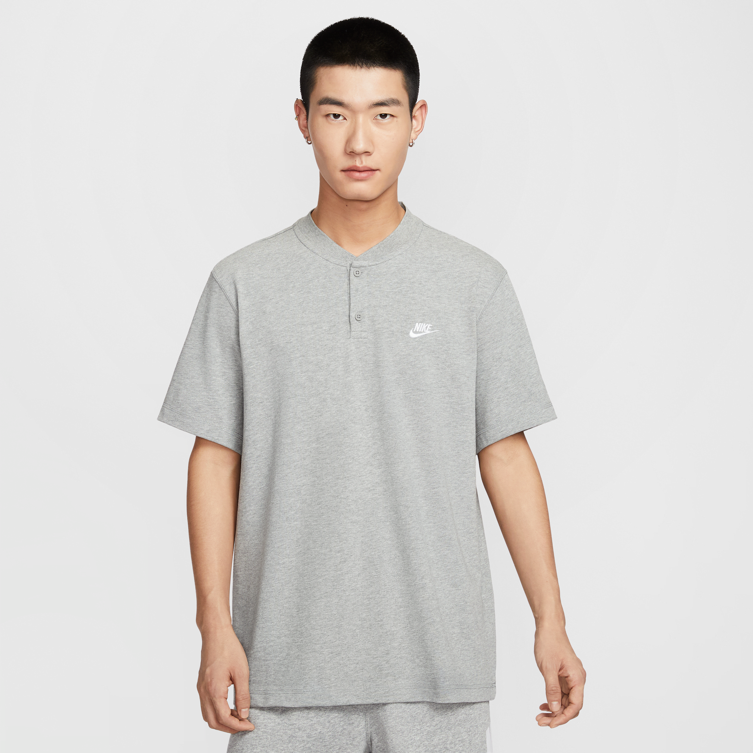 【ナイキ(NIKE)公式ストア】ナイキ クラブ メンズ ショートスリーブ ヘンリー HQ5975-063 グレー 【ナイキ(NIKE)公式ストア】ナイキ クラブ メンズ ショートスリーブ ヘンリー HQ5975-063 グレー