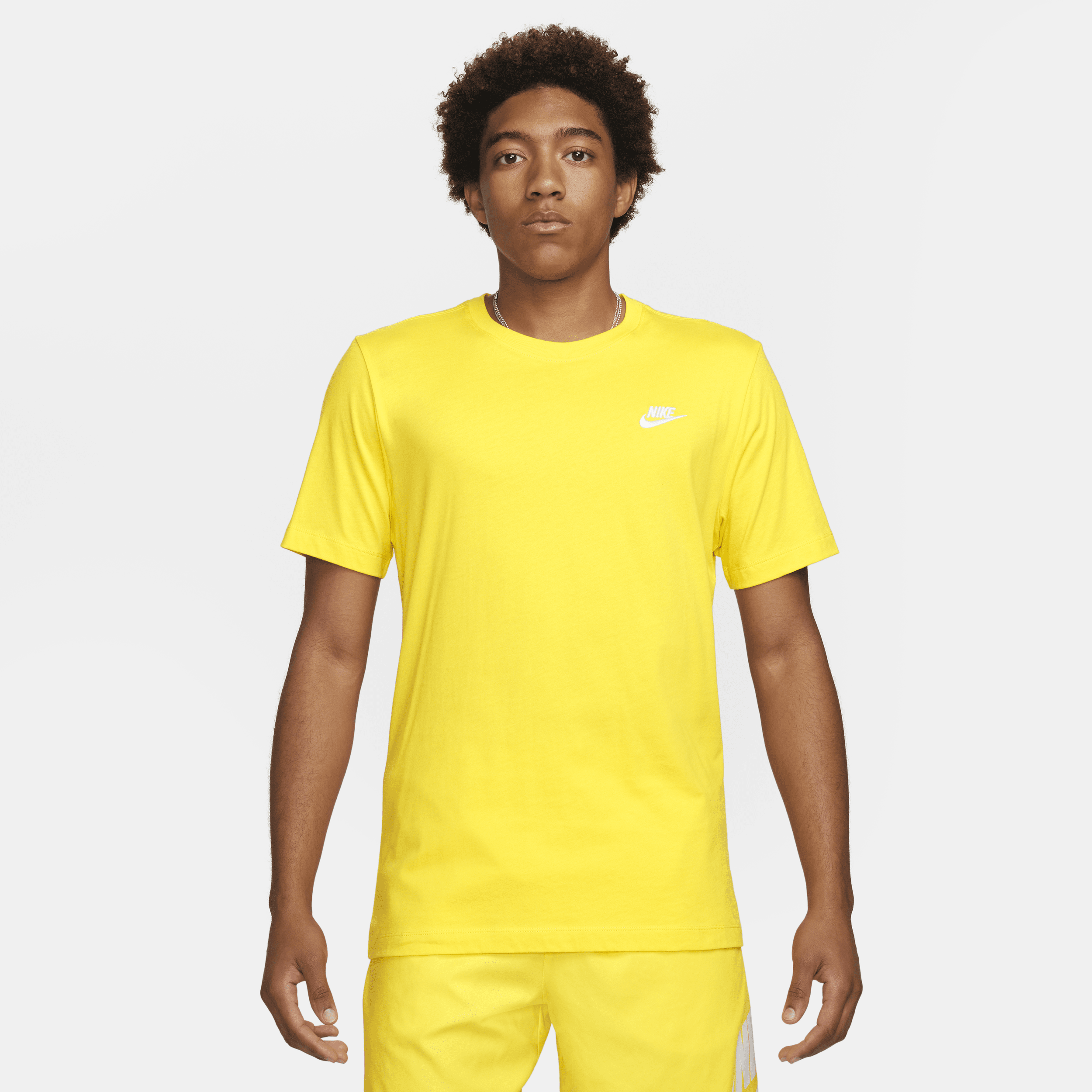 Nike Sportswear Club T-shirt voor heren - Geel